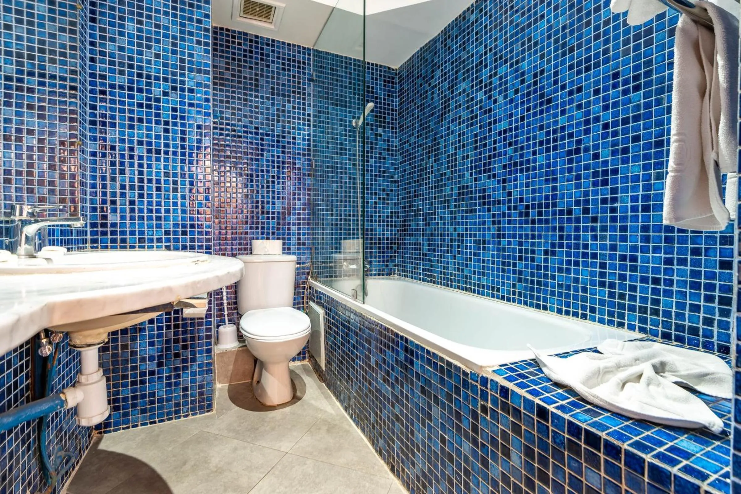 Shower in Hotel Oudaya & Spa