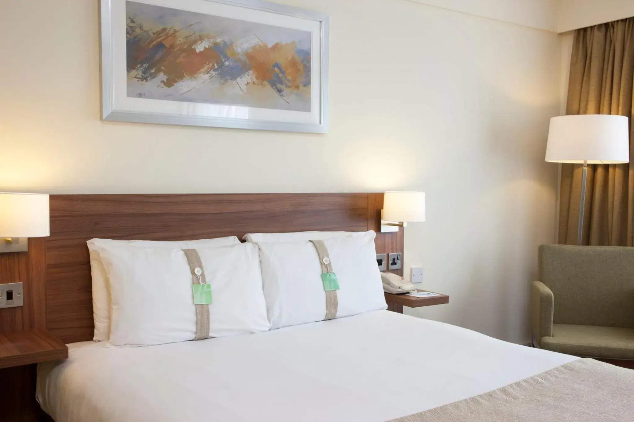 Photo of the whole room, Bed in Holiday Inn Stoke on Trent M6 Jct15 by IHG Photo of the whole room, Bed in Holiday Inn Stoke on Trent M6 Jct15 by IHG