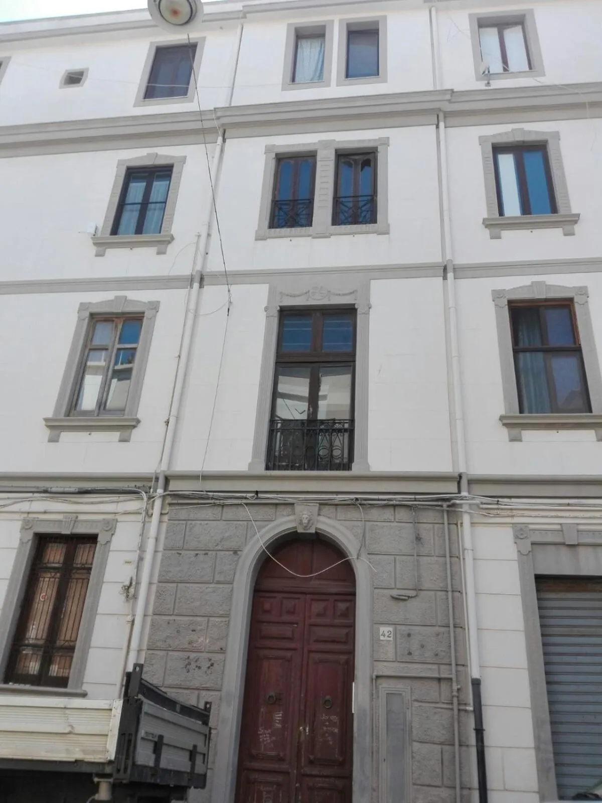 Facade/entrance in Déjà Vu