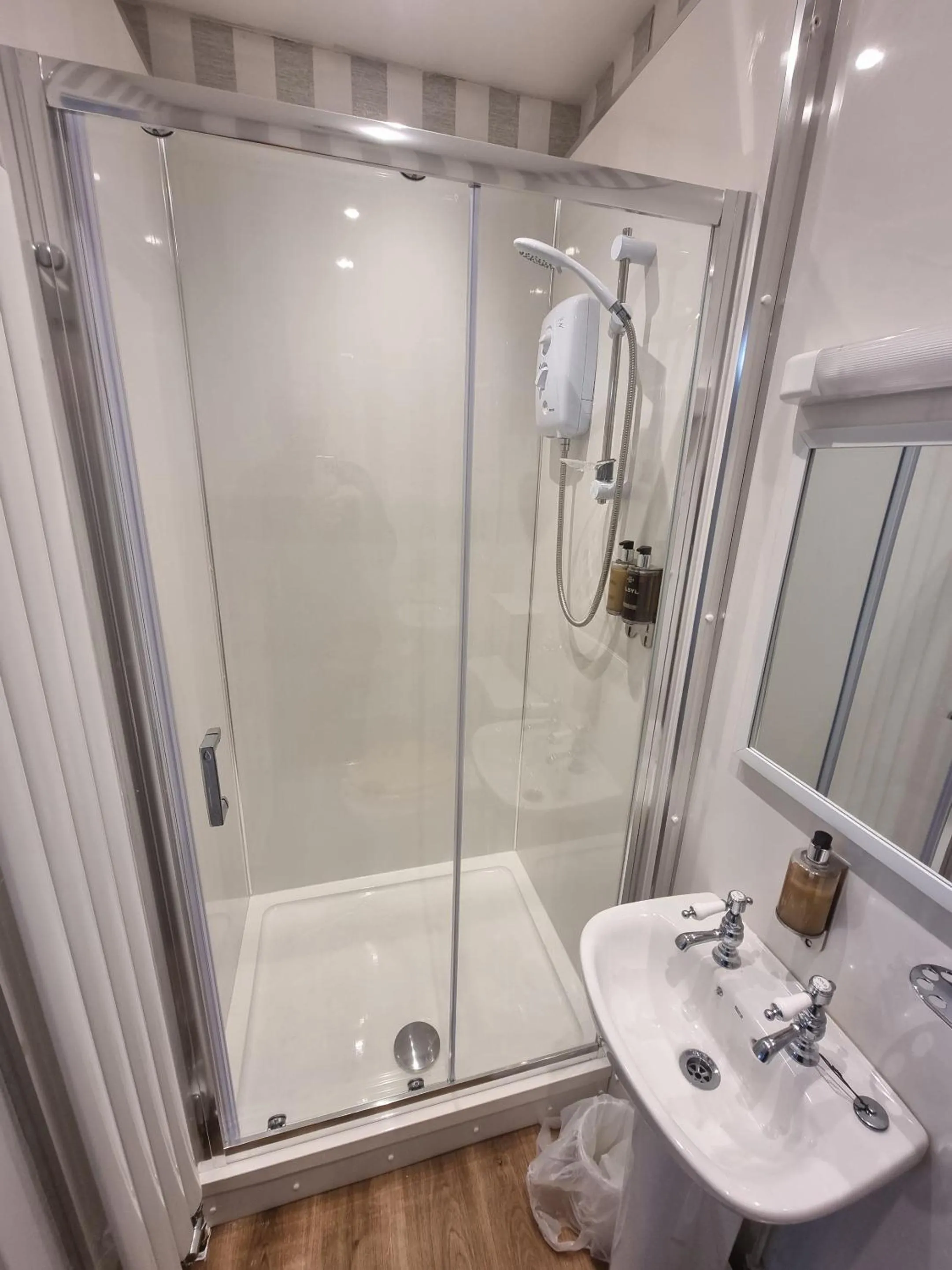 Bathroom in Roy Bridge Hotel