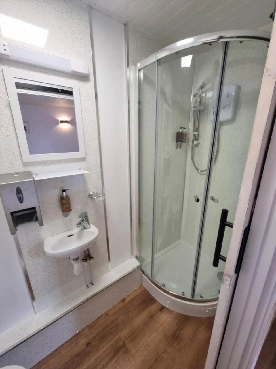 Bathroom in Roy Bridge Hotel