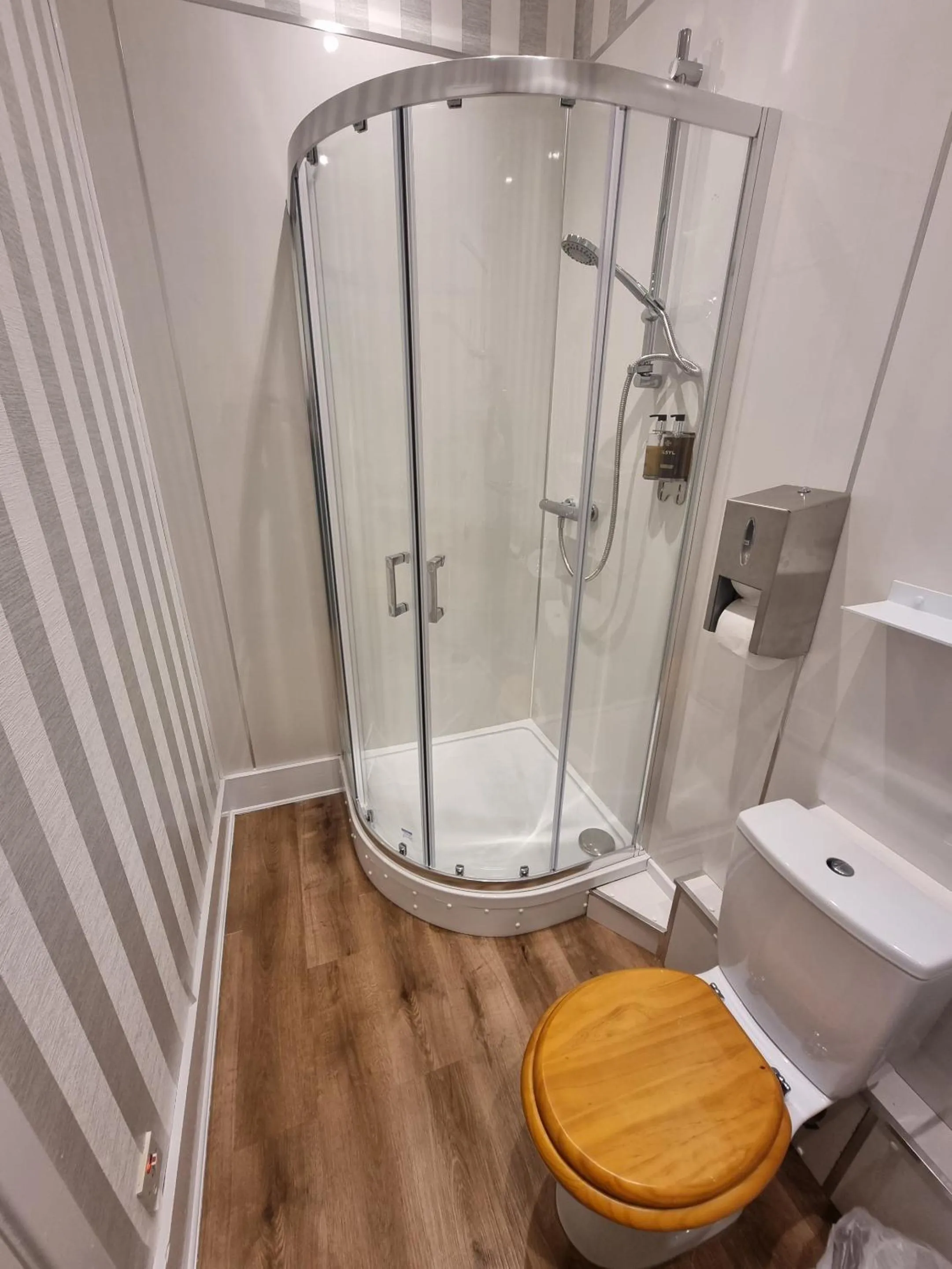 Bathroom in Roy Bridge Hotel