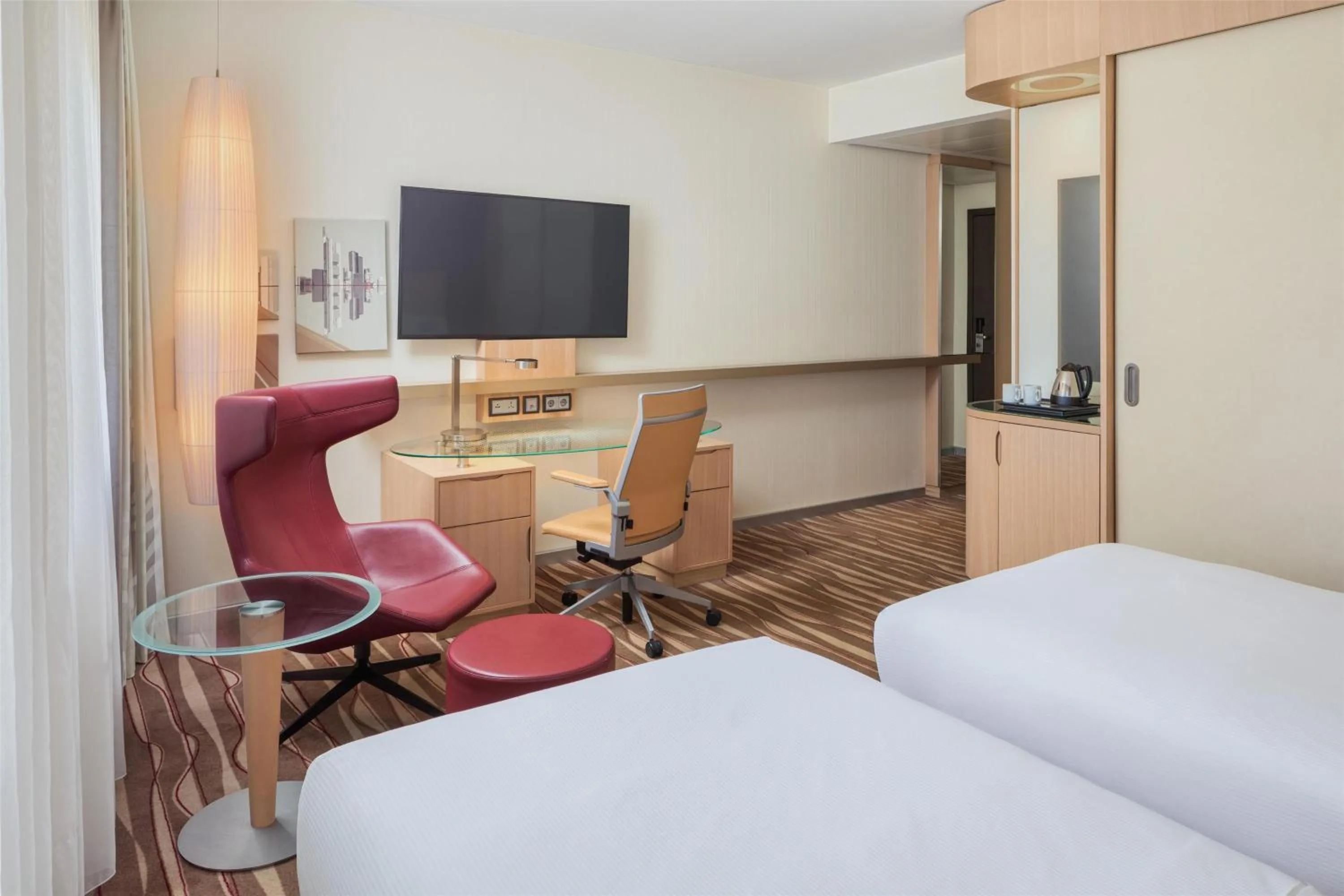 Bedroom, Bed in Hilton Frankfurt Airport