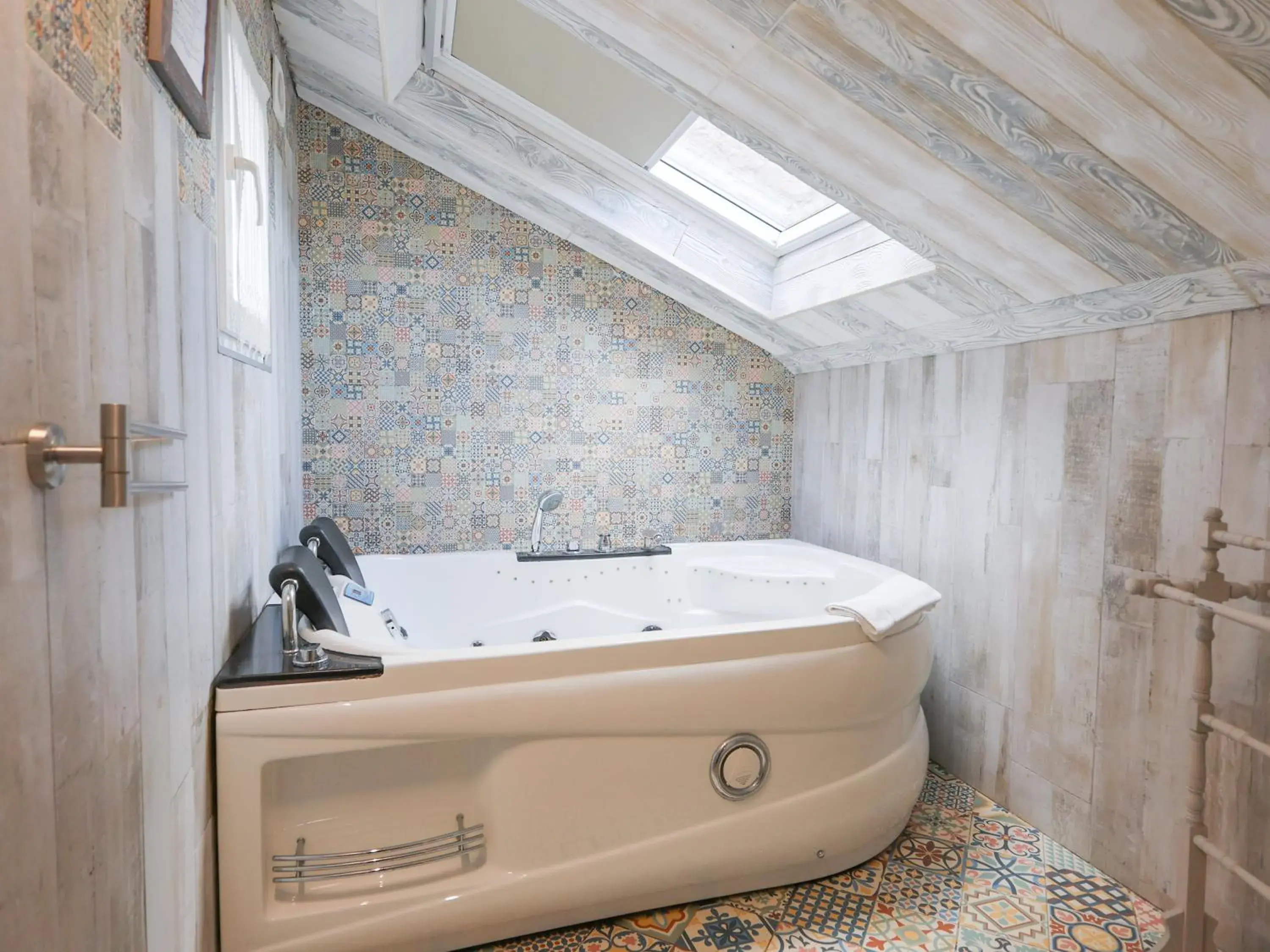 Family Suite with Hot Tub in Akla Suites con Jacuzzi Santillana Family Suite with Hot Tub in Akla Suites con Jacuzzi Santillana