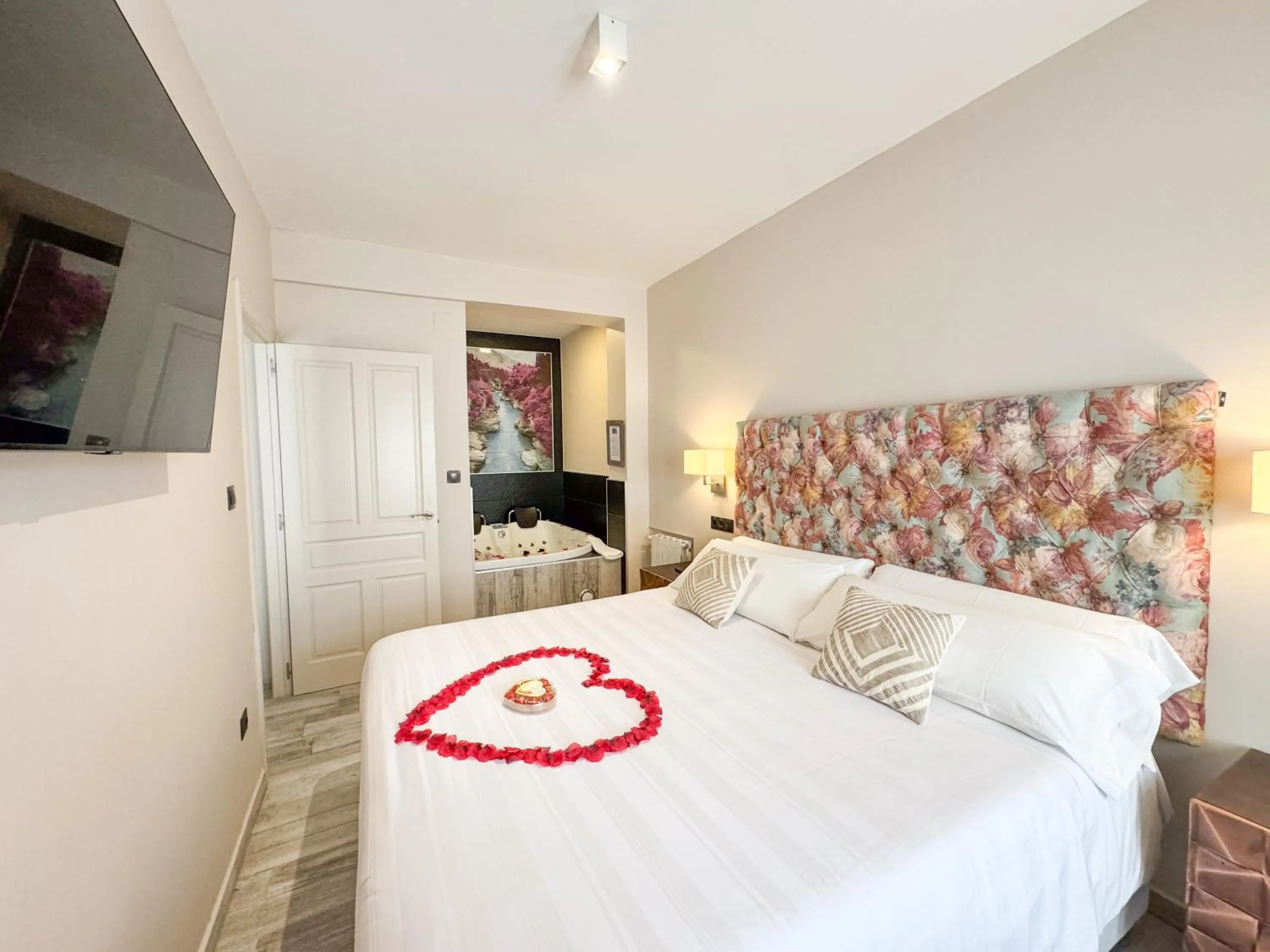 Bed in Akla Suites con Jacuzzi Santillana