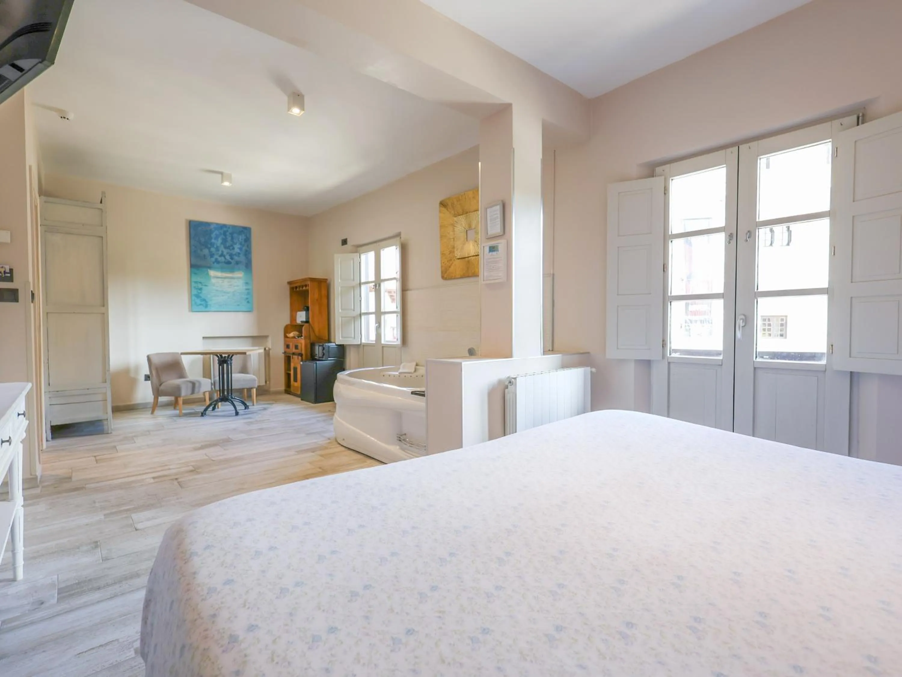 Living room, Bed in Akla Suites con Jacuzzi Santillana