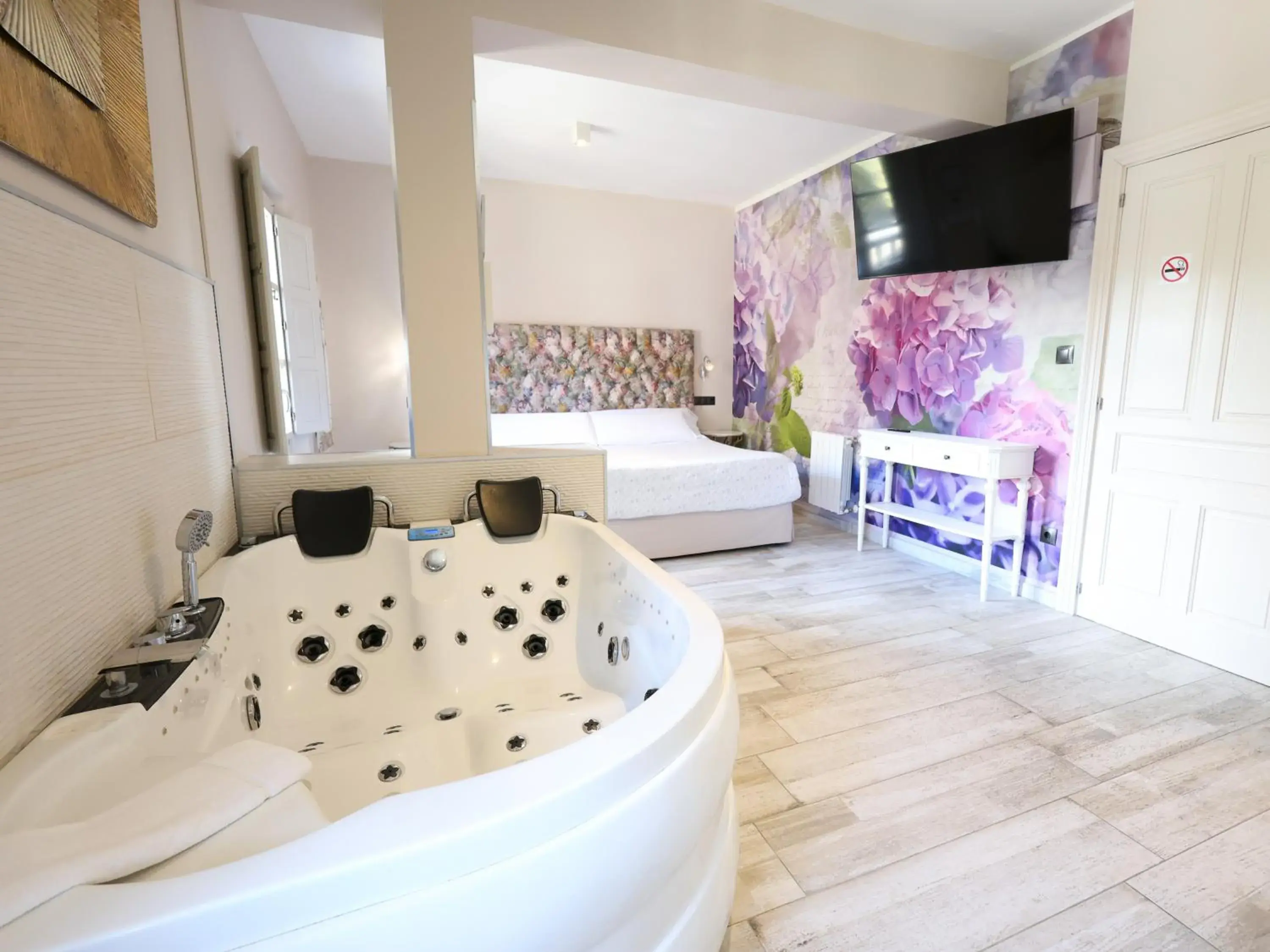Suite with Terrace and Hot Tub in Akla Suites con Jacuzzi Santillana Suite with Terrace and Hot Tub in Akla Suites con Jacuzzi Santillana