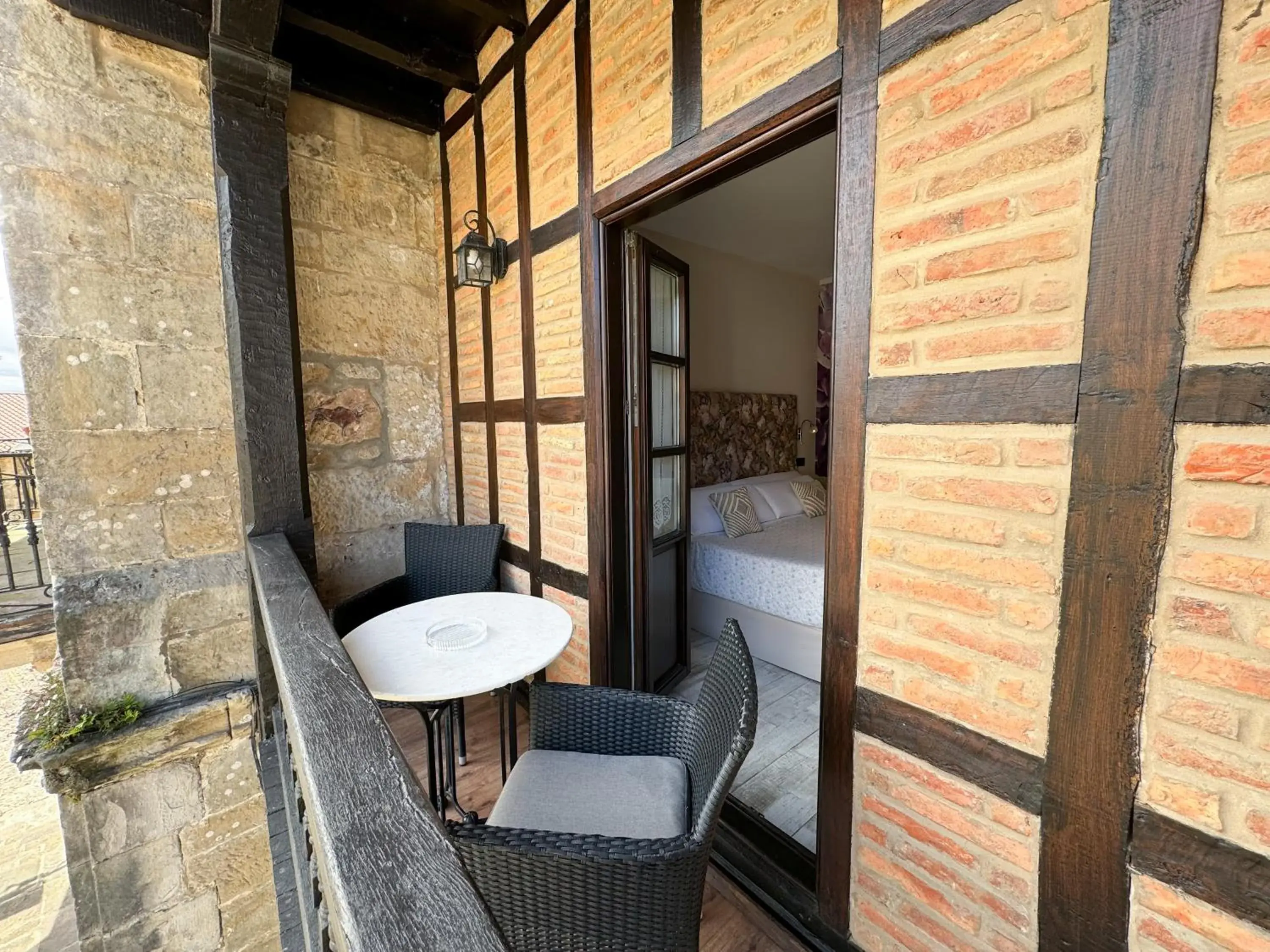 Suite with Terrace and Hot Tub in Akla Suites con Jacuzzi Santillana Suite with Terrace and Hot Tub in Akla Suites con Jacuzzi Santillana
