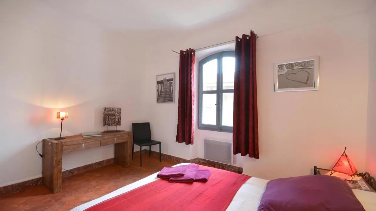 Bed in L'Escalier Rouge