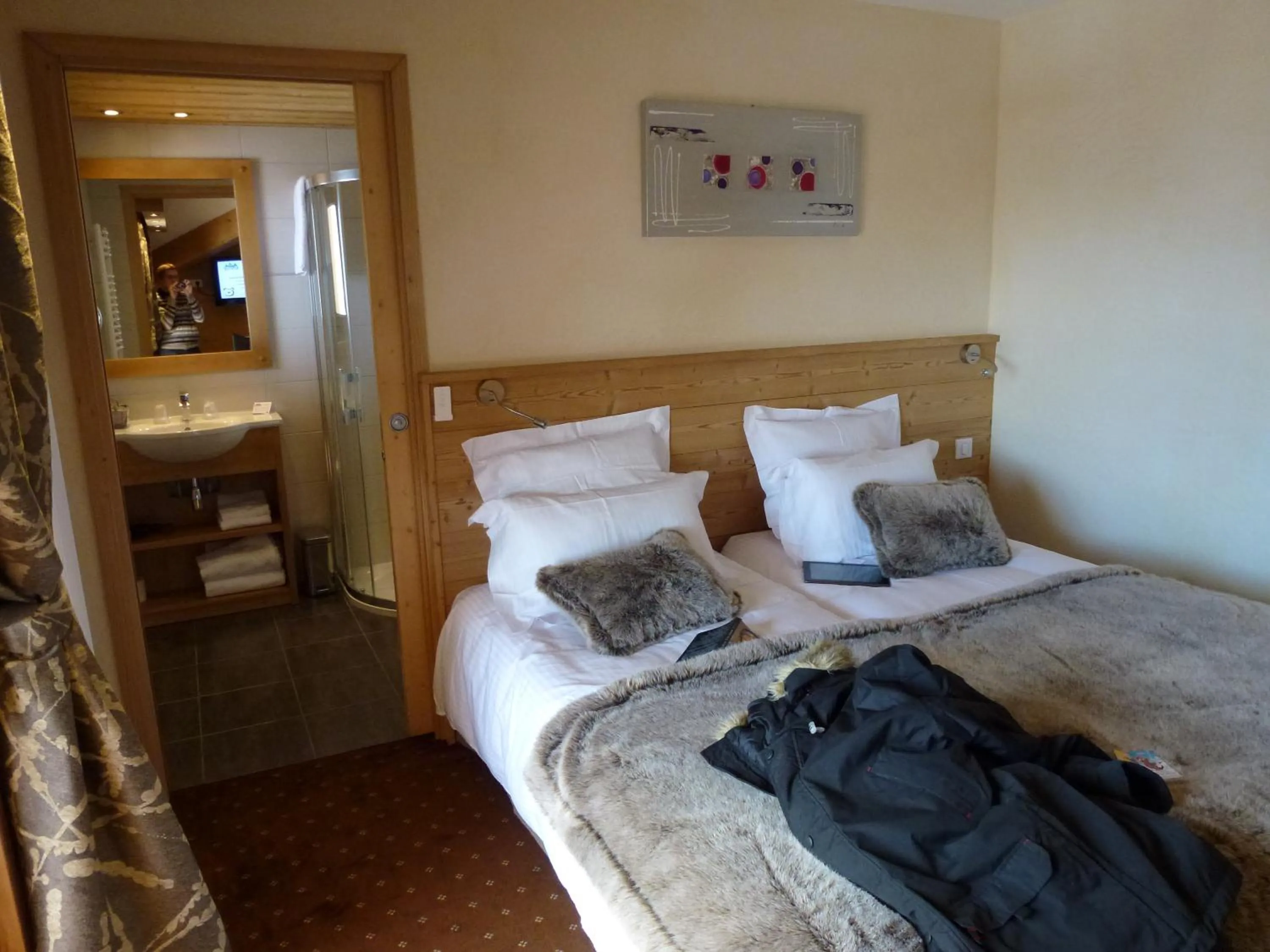 Bedroom, Bed in Hôtel Restaurant "Les Sapins" Wellness & Gourmet