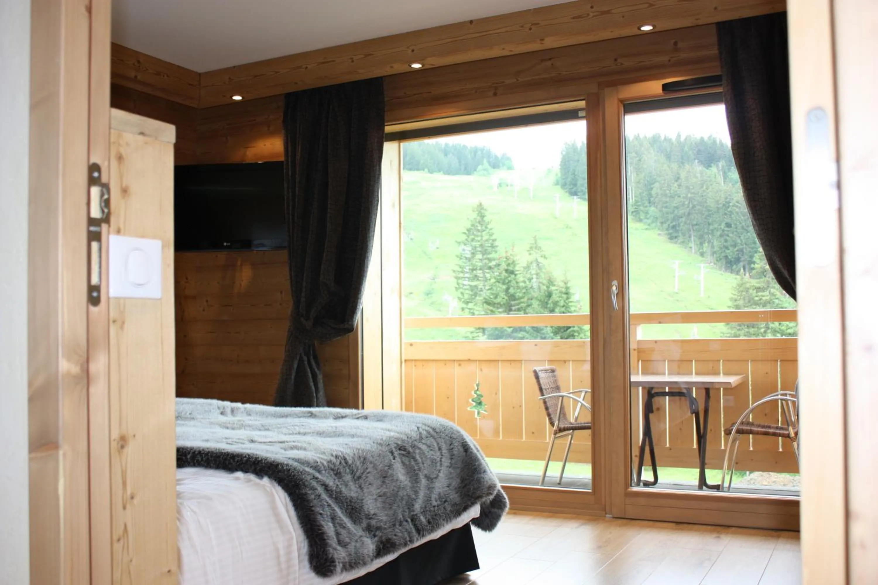 Bedroom, Bed in Hôtel Restaurant "Les Sapins" Wellness & Gourmet