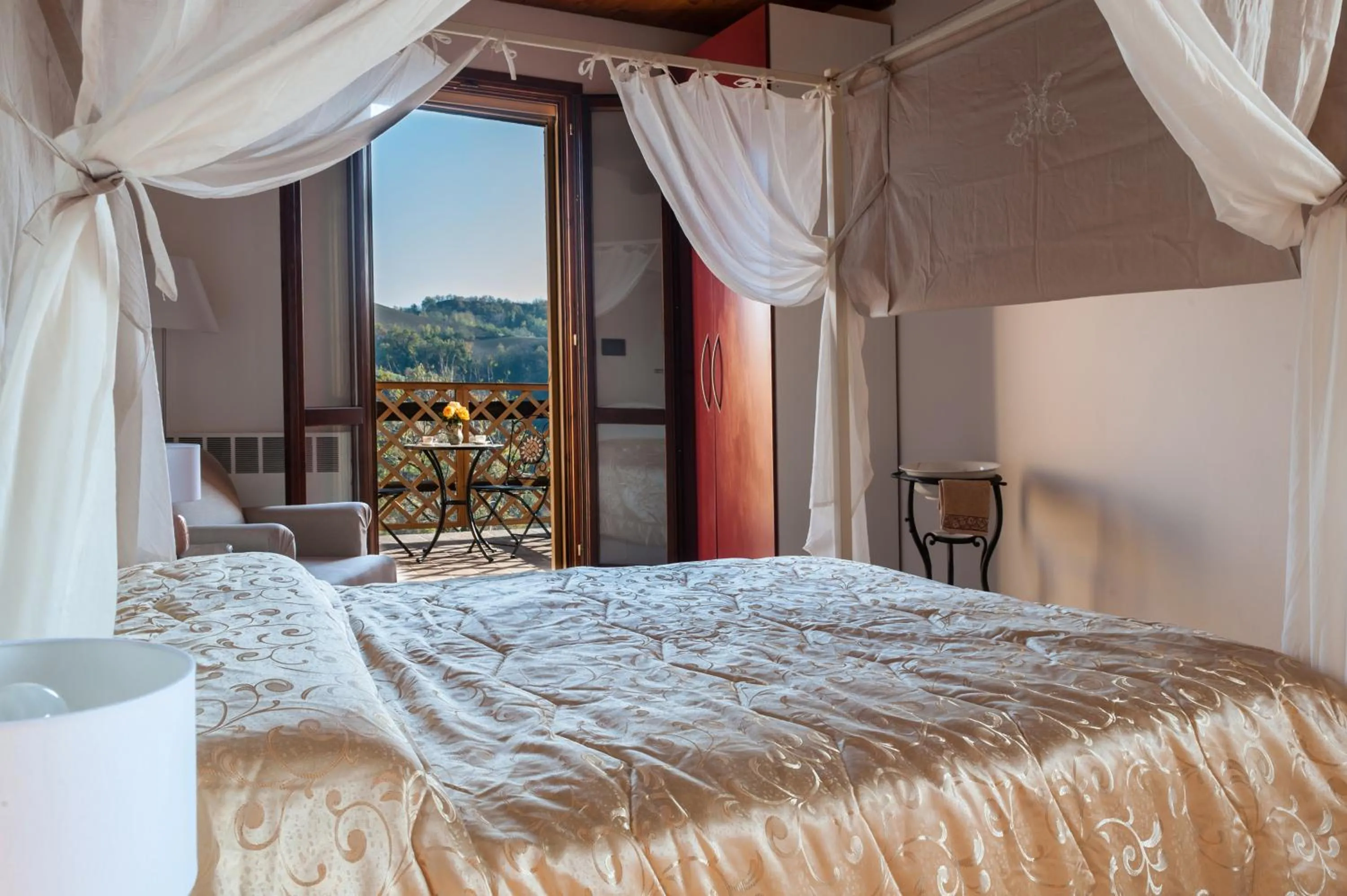 Junior Suite with Balcony - single occupancy in Pizzicalaluna Agriturismo Olistico sulle Colline di Pianoro