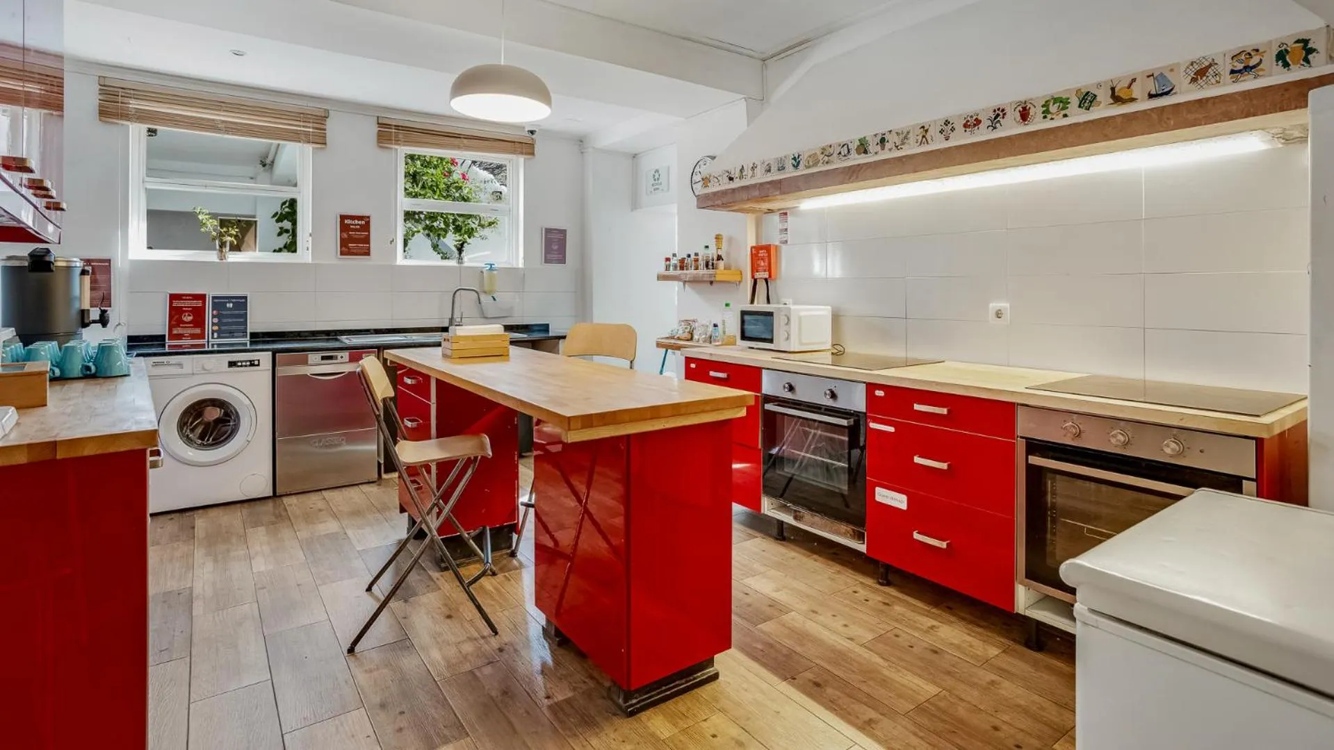 Communal kitchen in Hostel Casa d'Alagoa