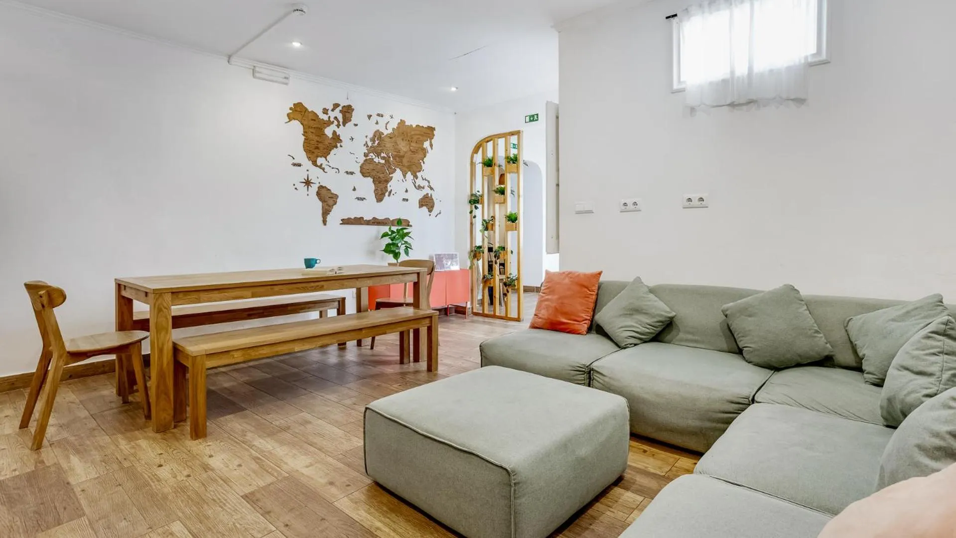 Communal lounge/ TV room in Hostel Casa d'Alagoa