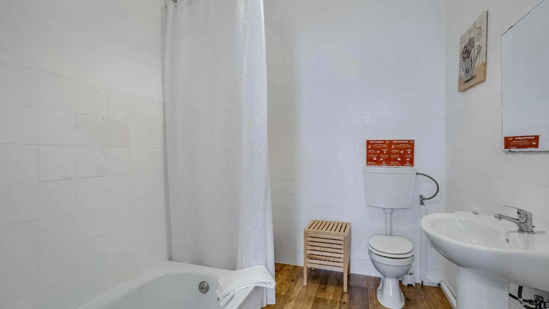 Shower in Hostel Casa d'Alagoa