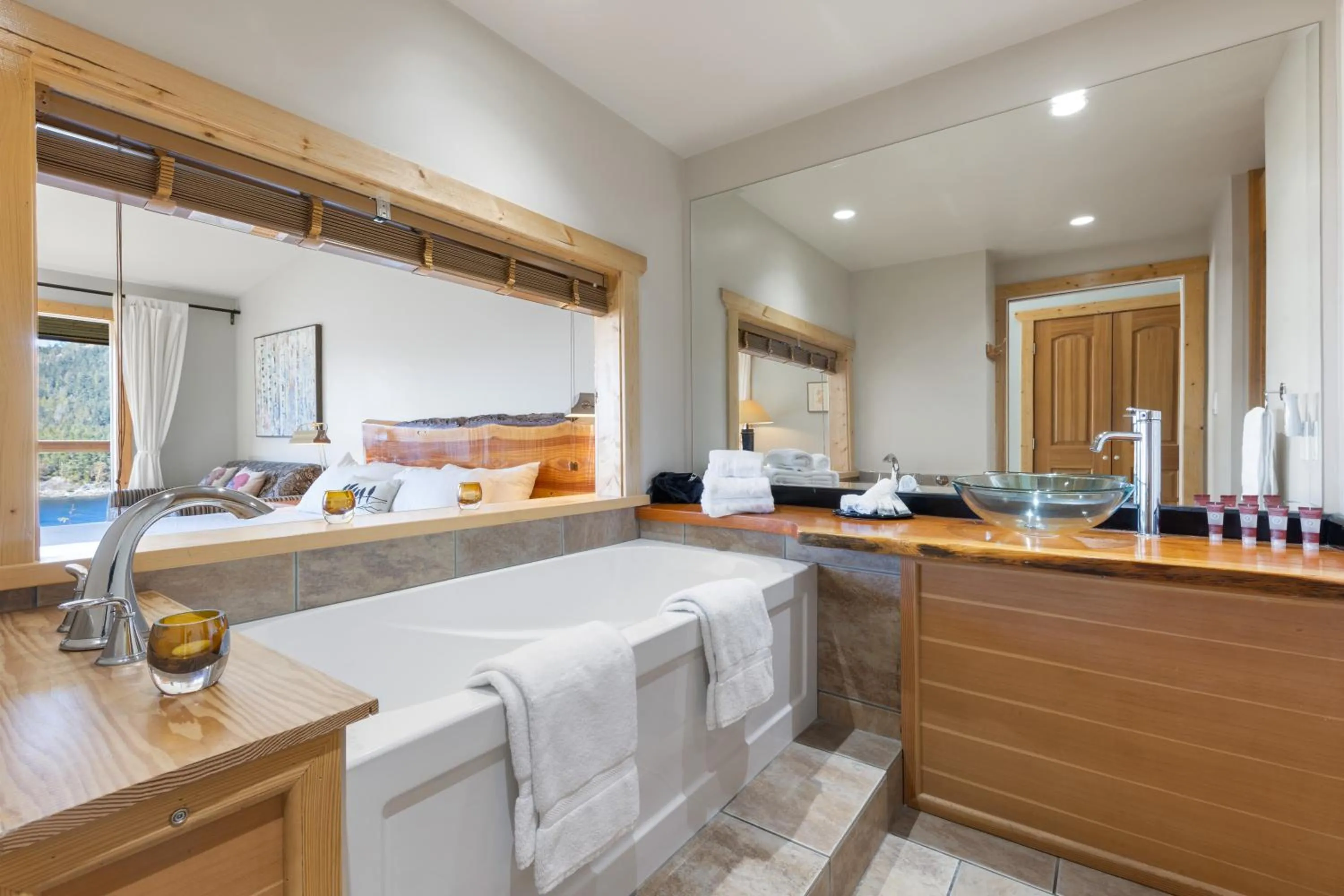 Bathroom, Bed in West Coast Wilderness Lodge