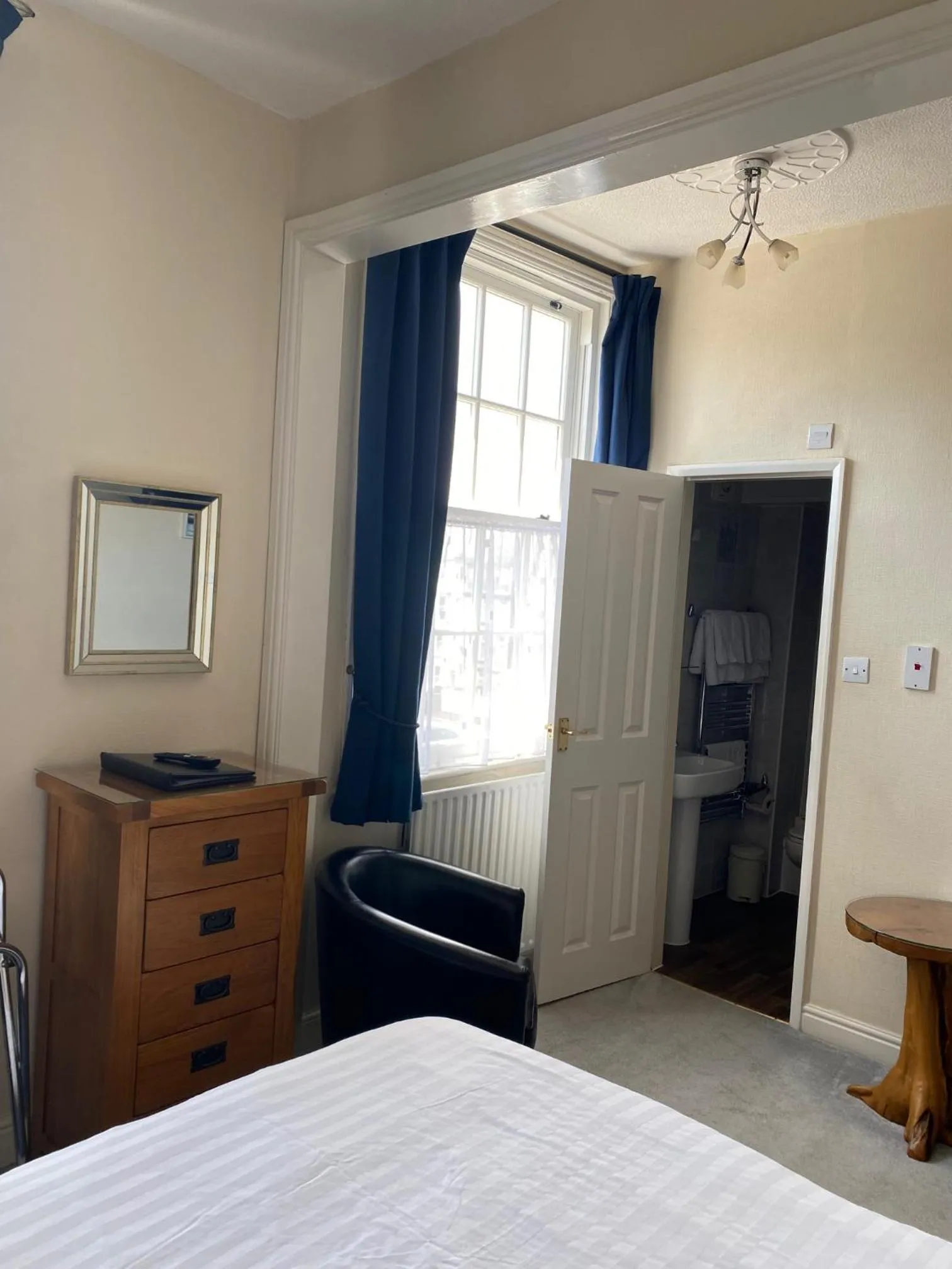 Bathroom, Bed in The Leeway