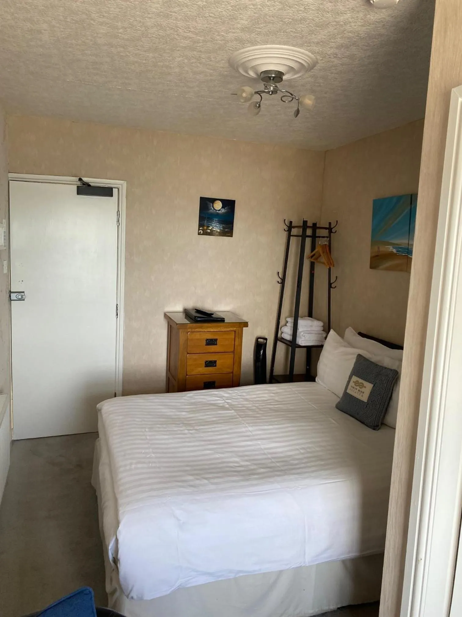 Bedroom, Bed in The Leeway