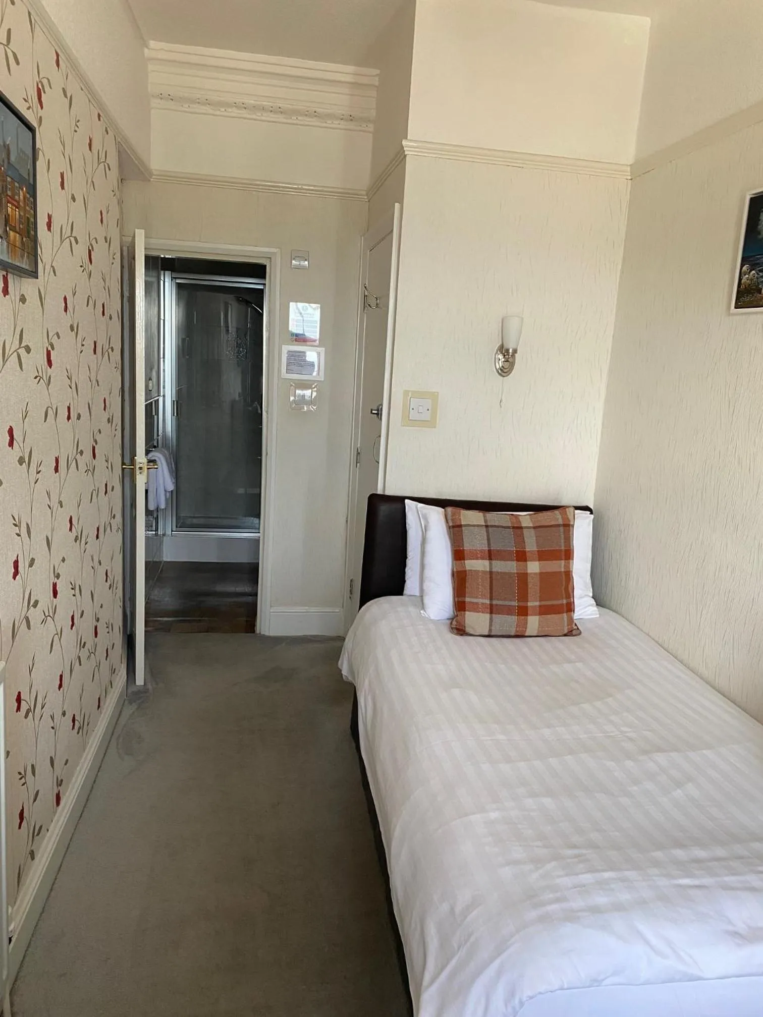 Bedroom, Bed in The Leeway