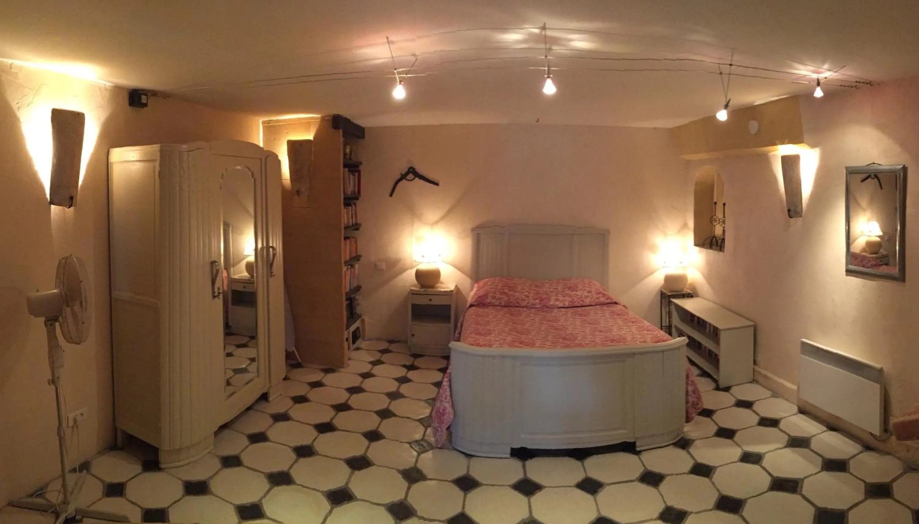 Photo of the whole room, Bed in Gites Climatisés Piscine Chauffée La Balancelle