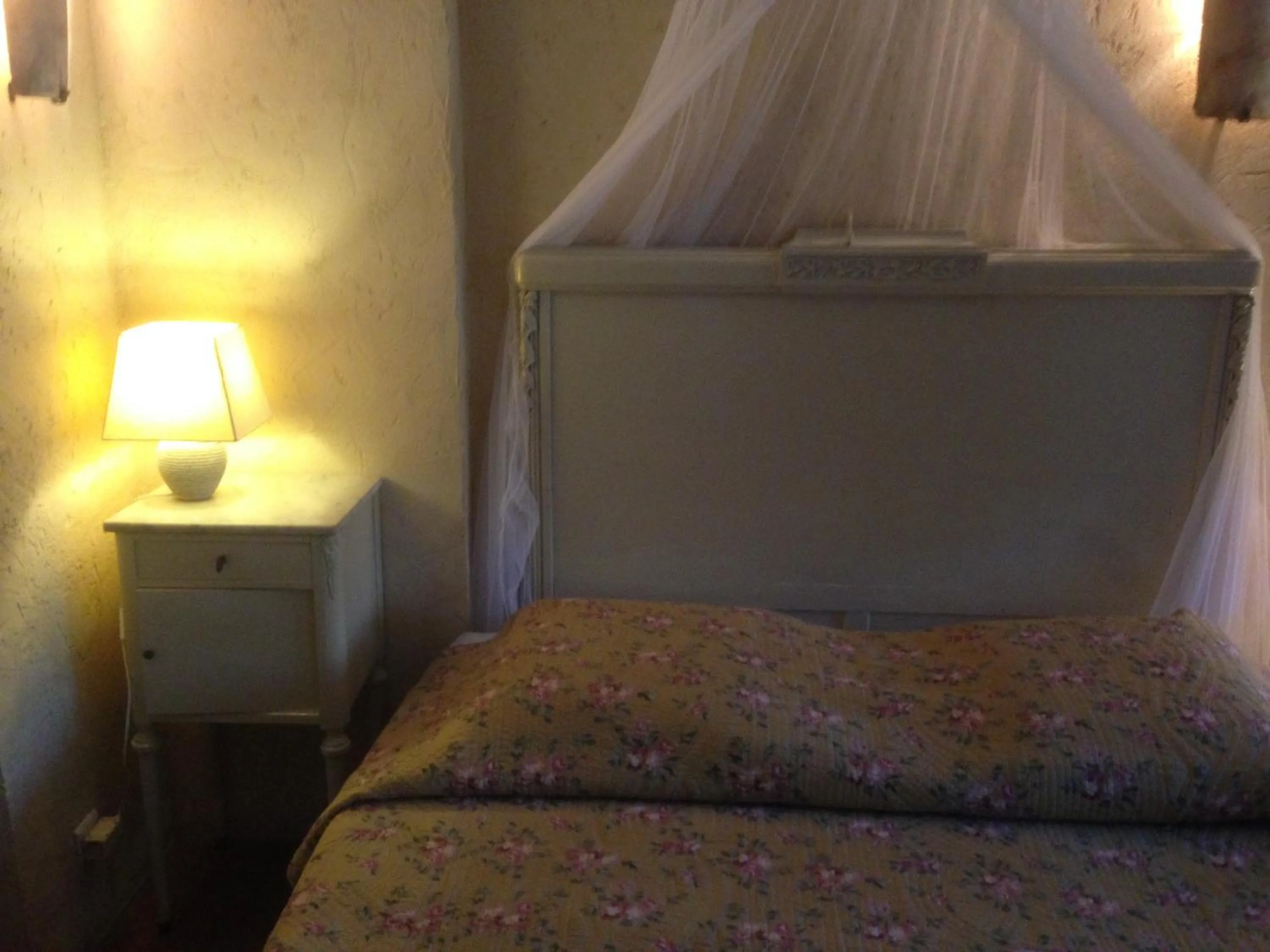 Decorative detail, Bed in Gites Climatisés Piscine Chauffée La Balancelle