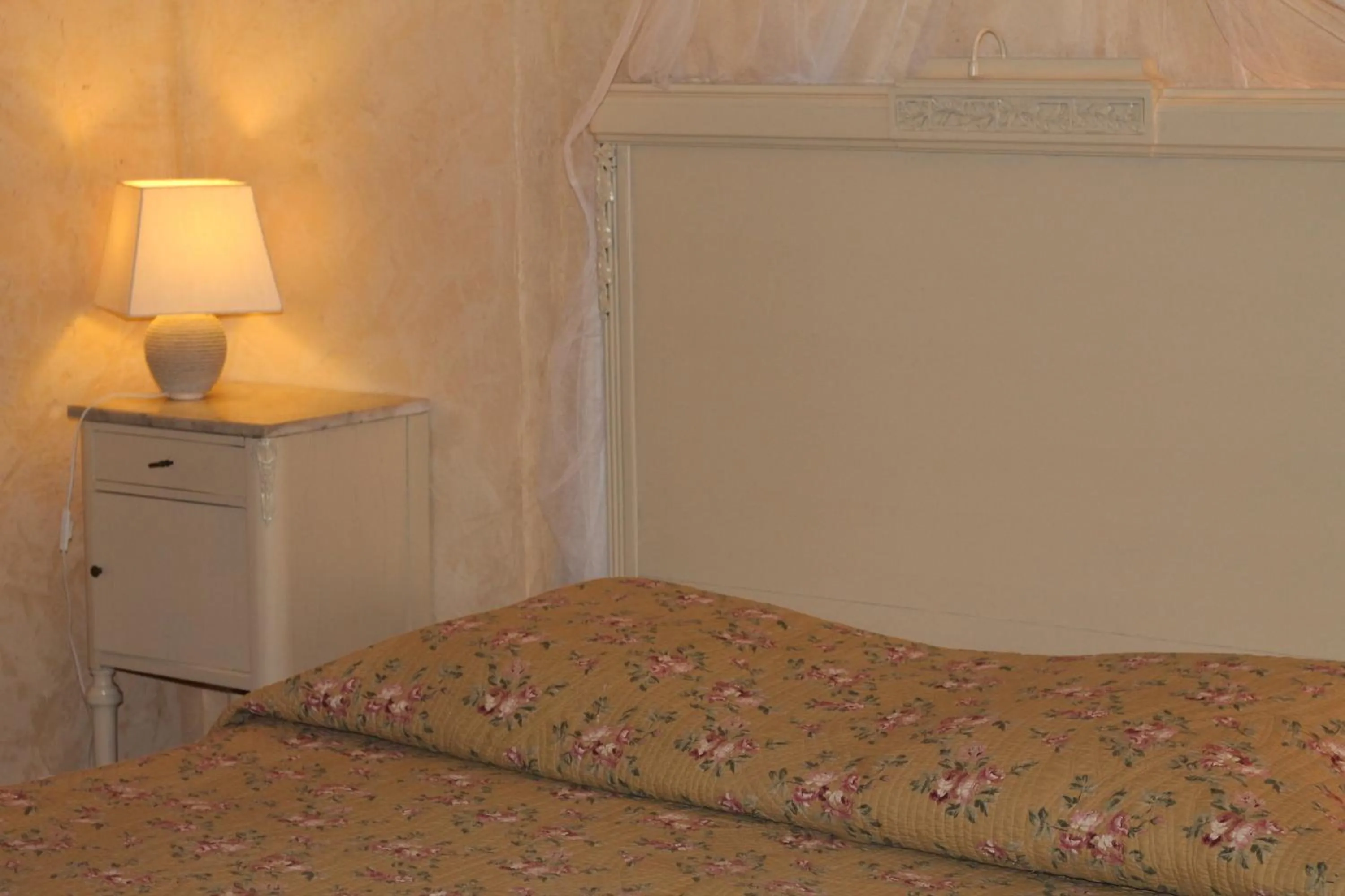Decorative detail, Bed in Gites Climatisés Piscine Chauffée La Balancelle