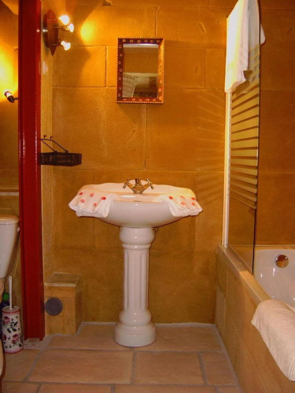 Bathroom in Gites Climatisés Piscine Chauffée La Balancelle
