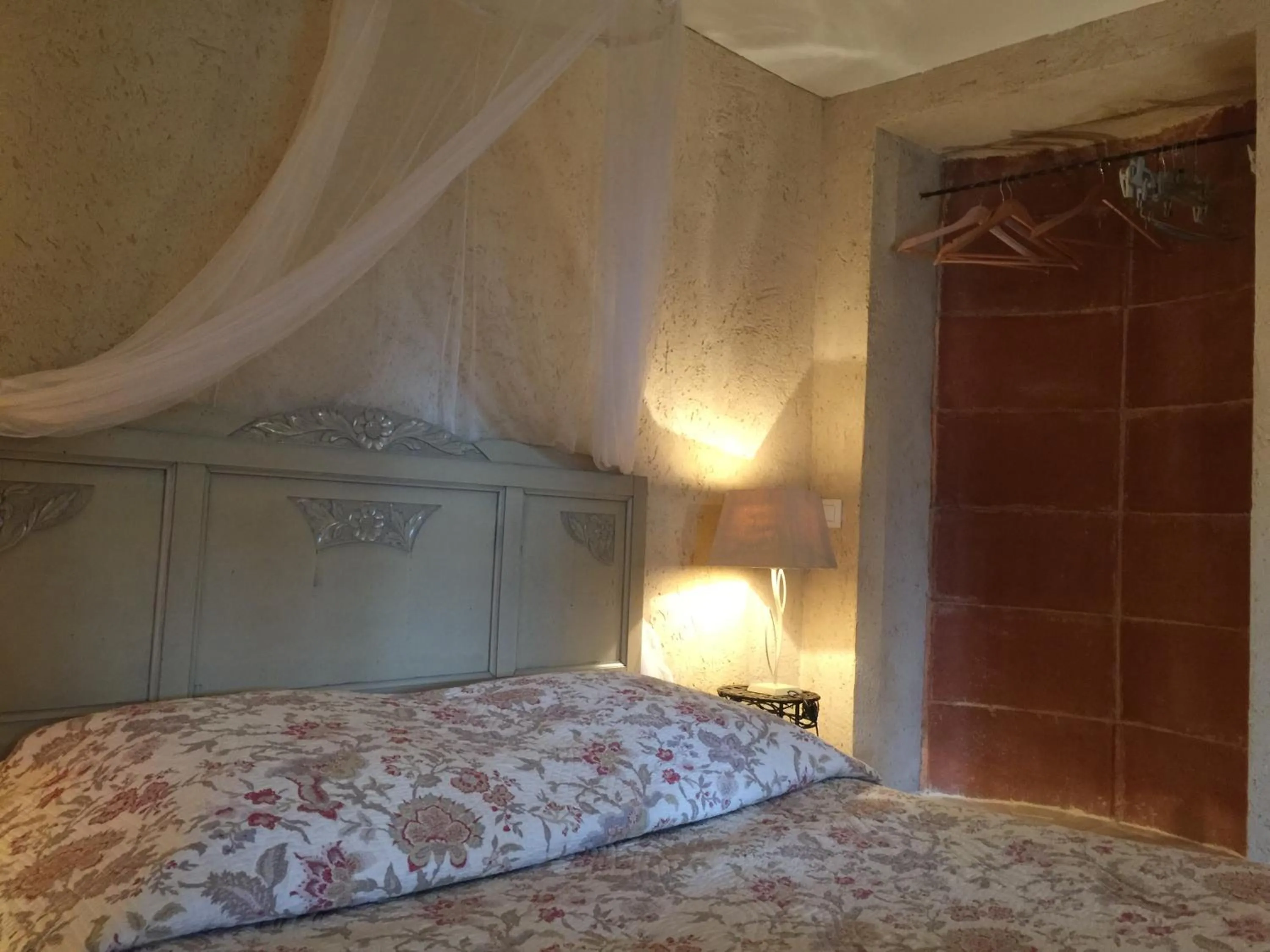 Decorative detail, Bed in Gites Climatisés Piscine Chauffée La Balancelle