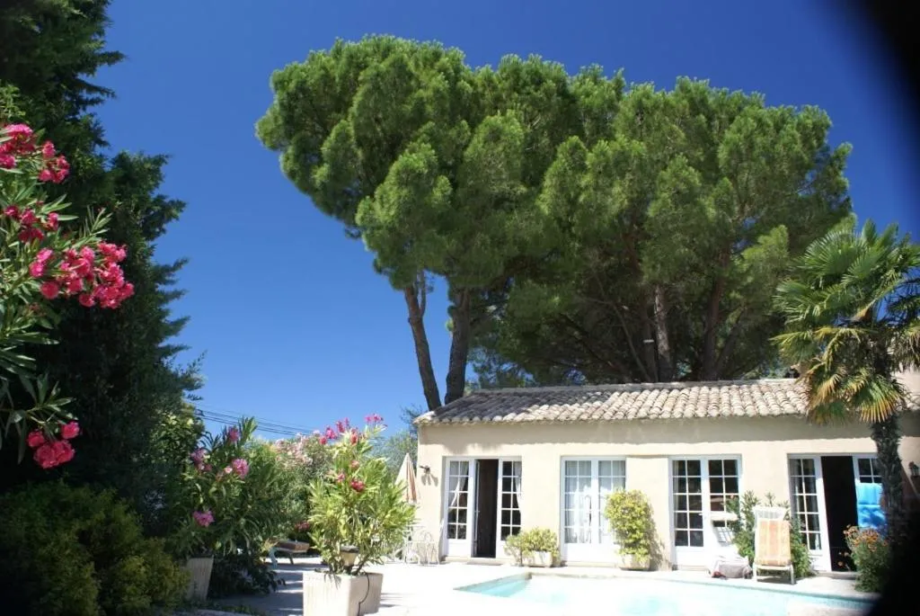 Facade/entrance in Gites Climatisés Piscine Chauffée La Balancelle