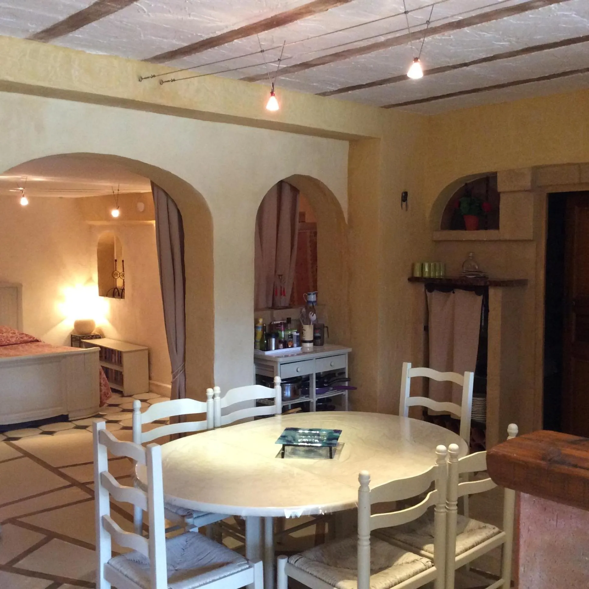 Dining area in Gites Climatisés Piscine Chauffée La Balancelle