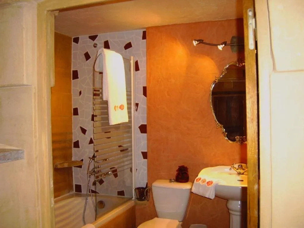 Bathroom in Gites Climatisés Piscine Chauffée La Balancelle