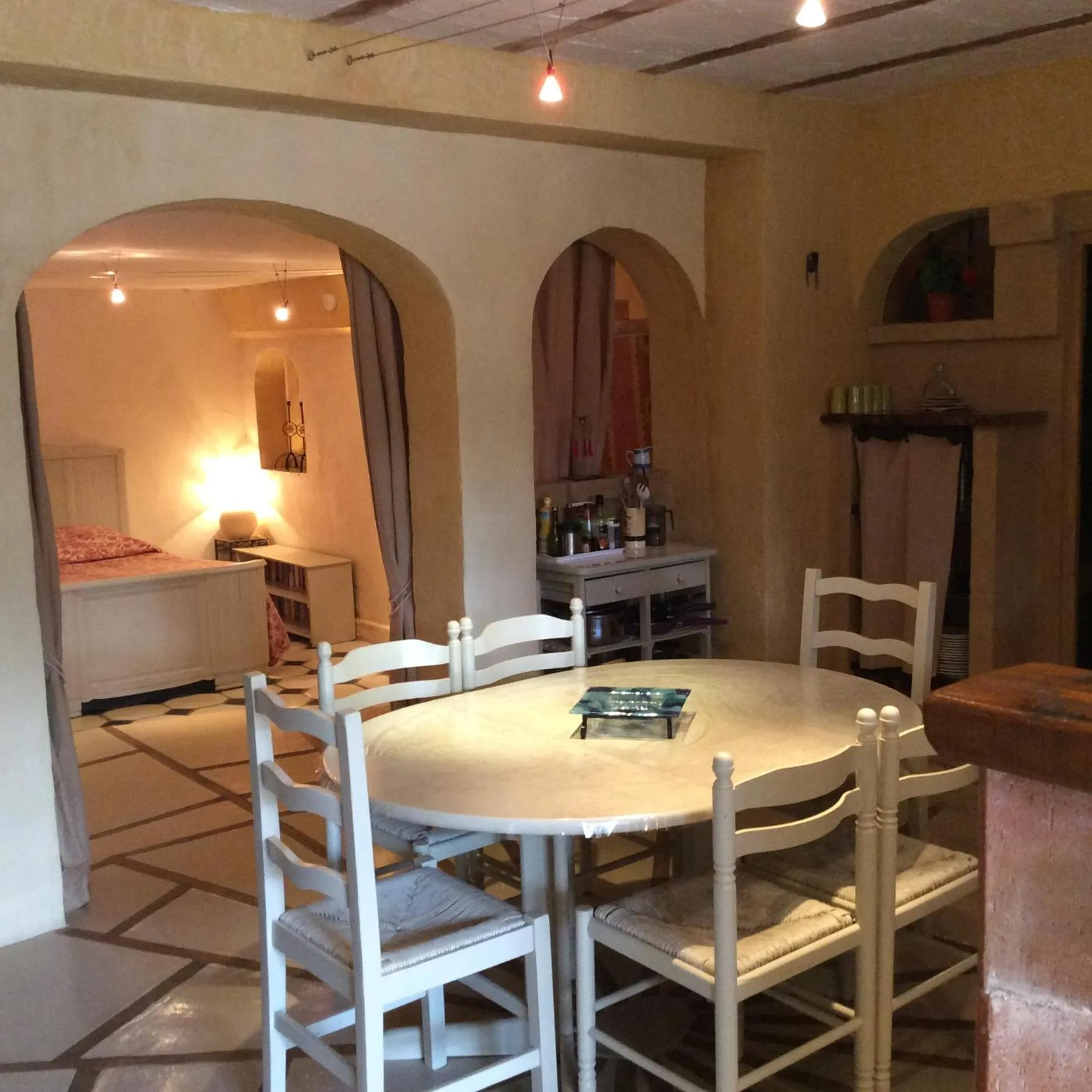 Dining area in Gites Climatisés Piscine Chauffée La Balancelle