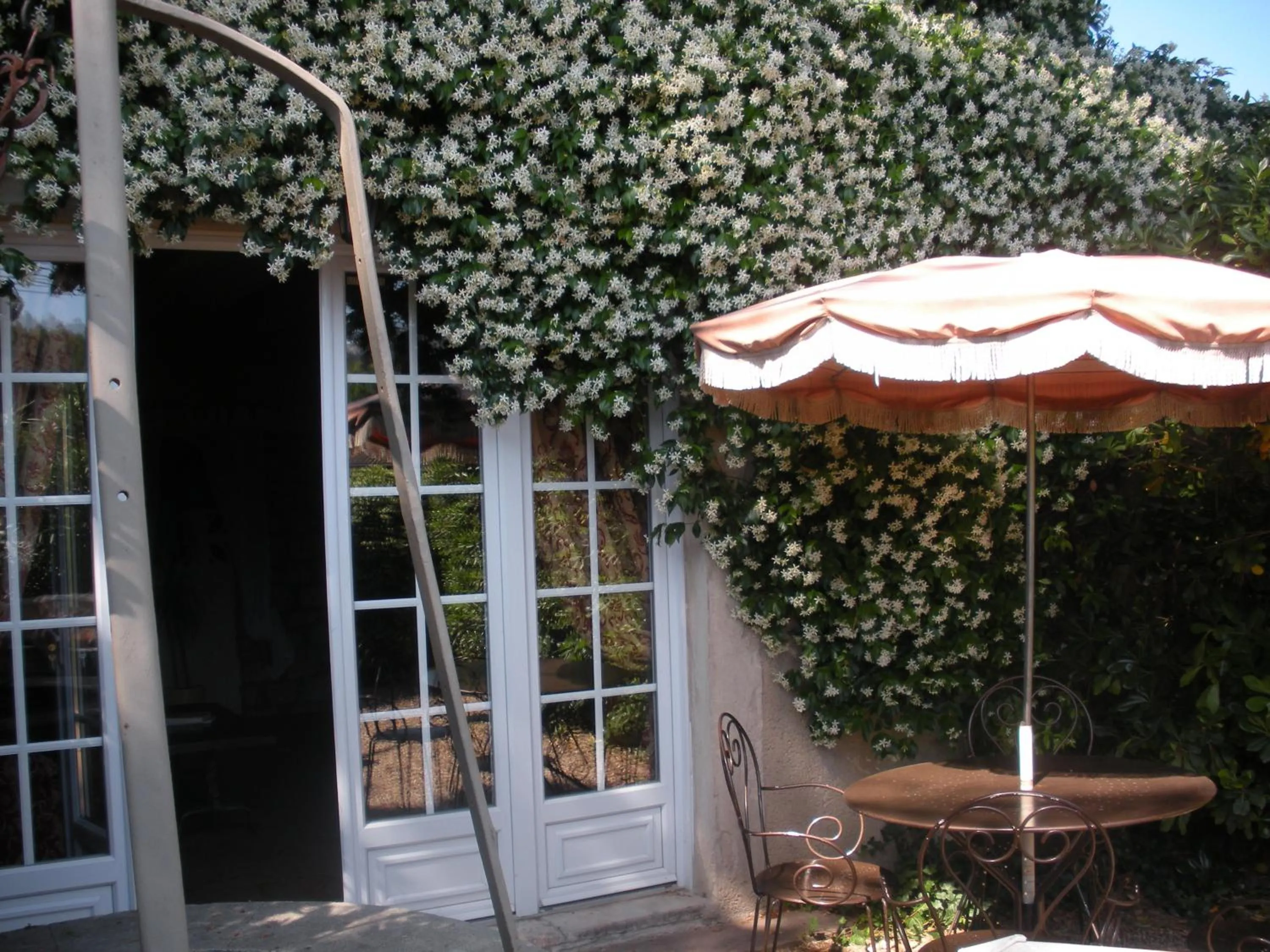 Facade/entrance in Gites Climatisés Piscine Chauffée La Balancelle