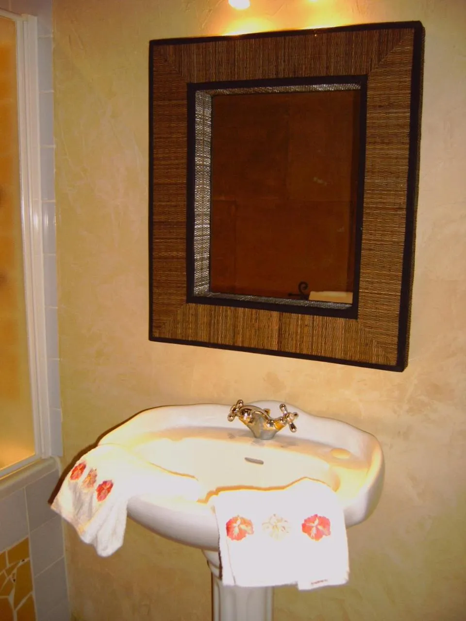 Bathroom in Gites Climatisés Piscine Chauffée La Balancelle