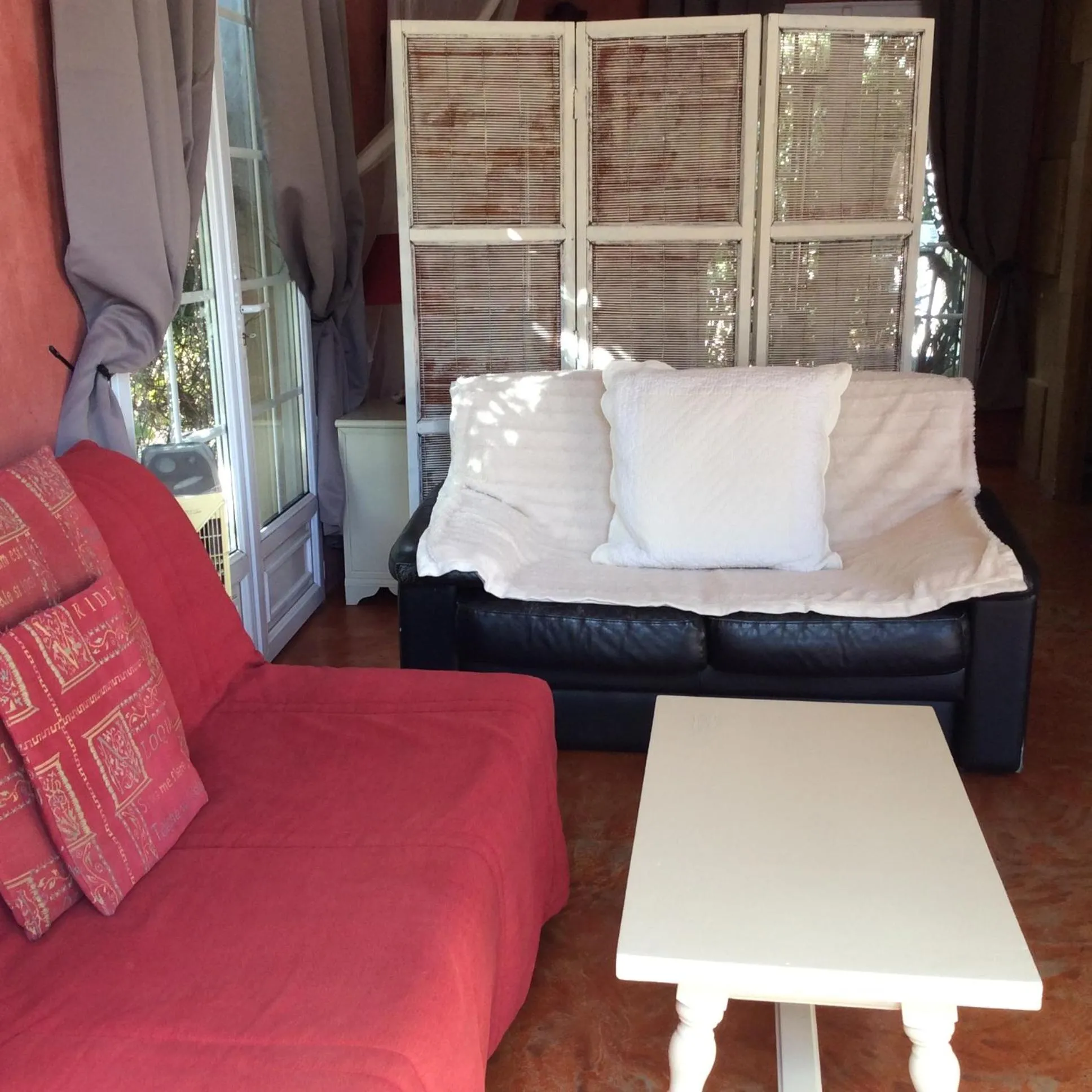 Living room, Bed in Gites Climatisés Piscine Chauffée La Balancelle