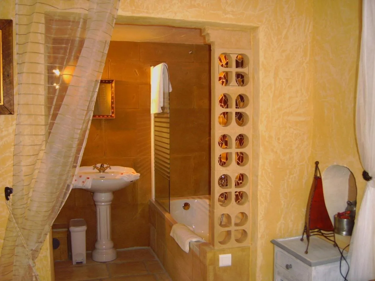 Bathroom in Gites Climatisés Piscine Chauffée La Balancelle