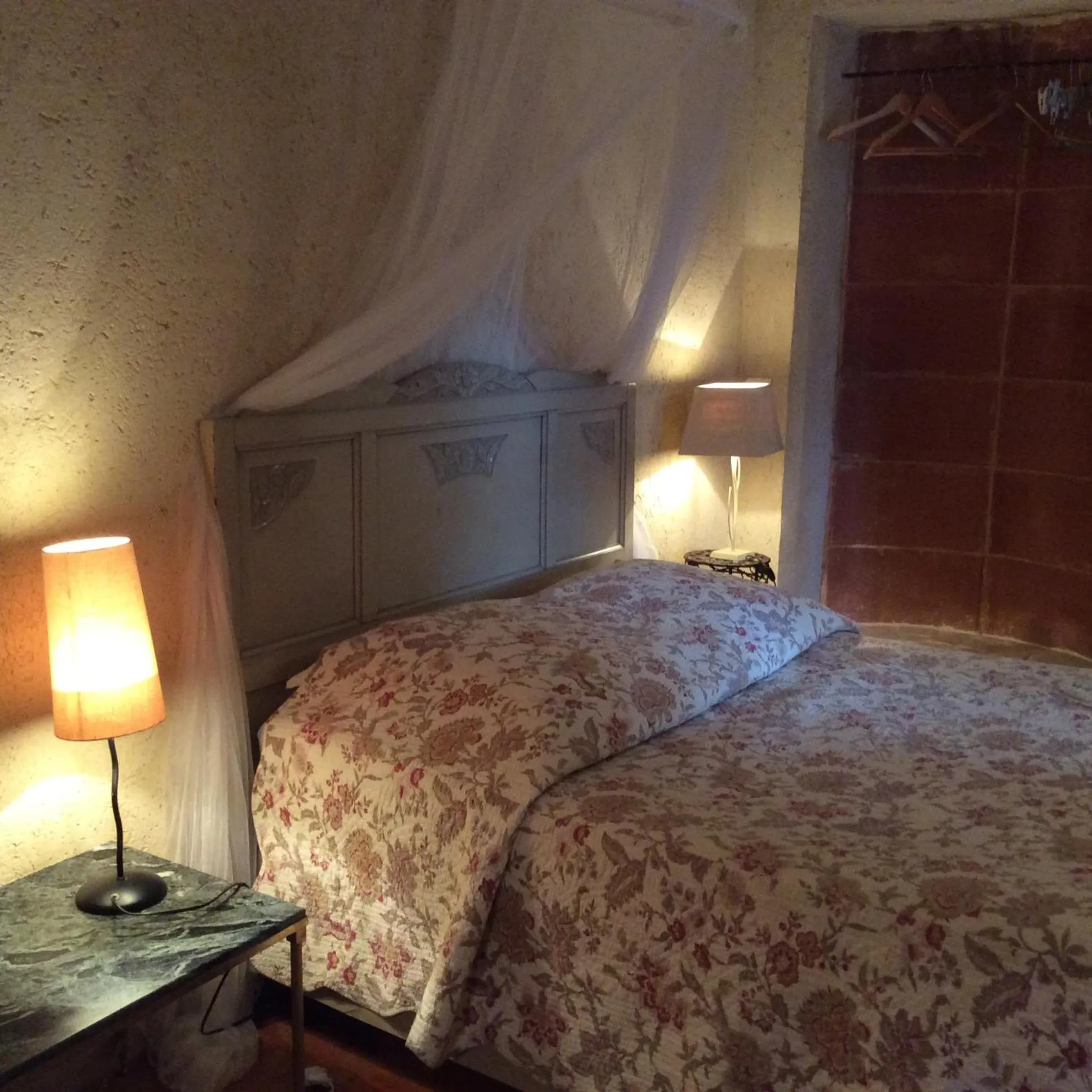 Decorative detail, Bed in Gites Climatisés Piscine Chauffée La Balancelle