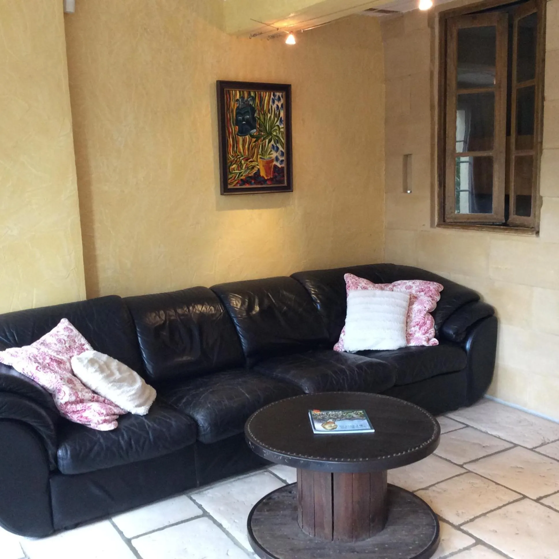 Living room in Gites Climatisés Piscine Chauffée La Balancelle