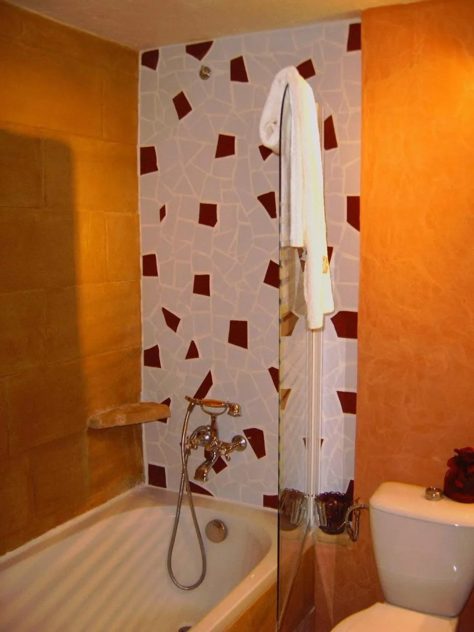 Bathroom in Gites Climatisés Piscine Chauffée La Balancelle