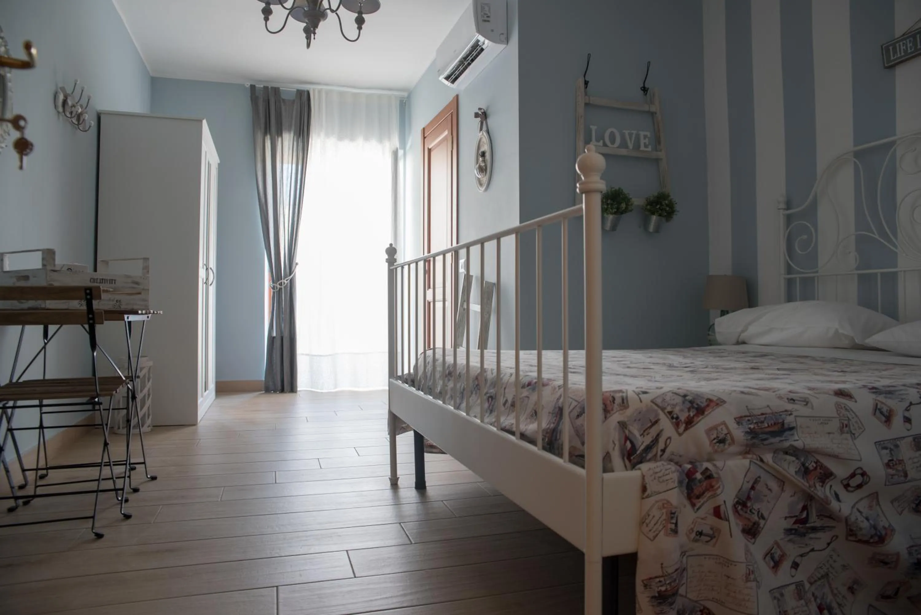 Photo of the whole room, Bed in Hercules House - Il riposo degli Eroi