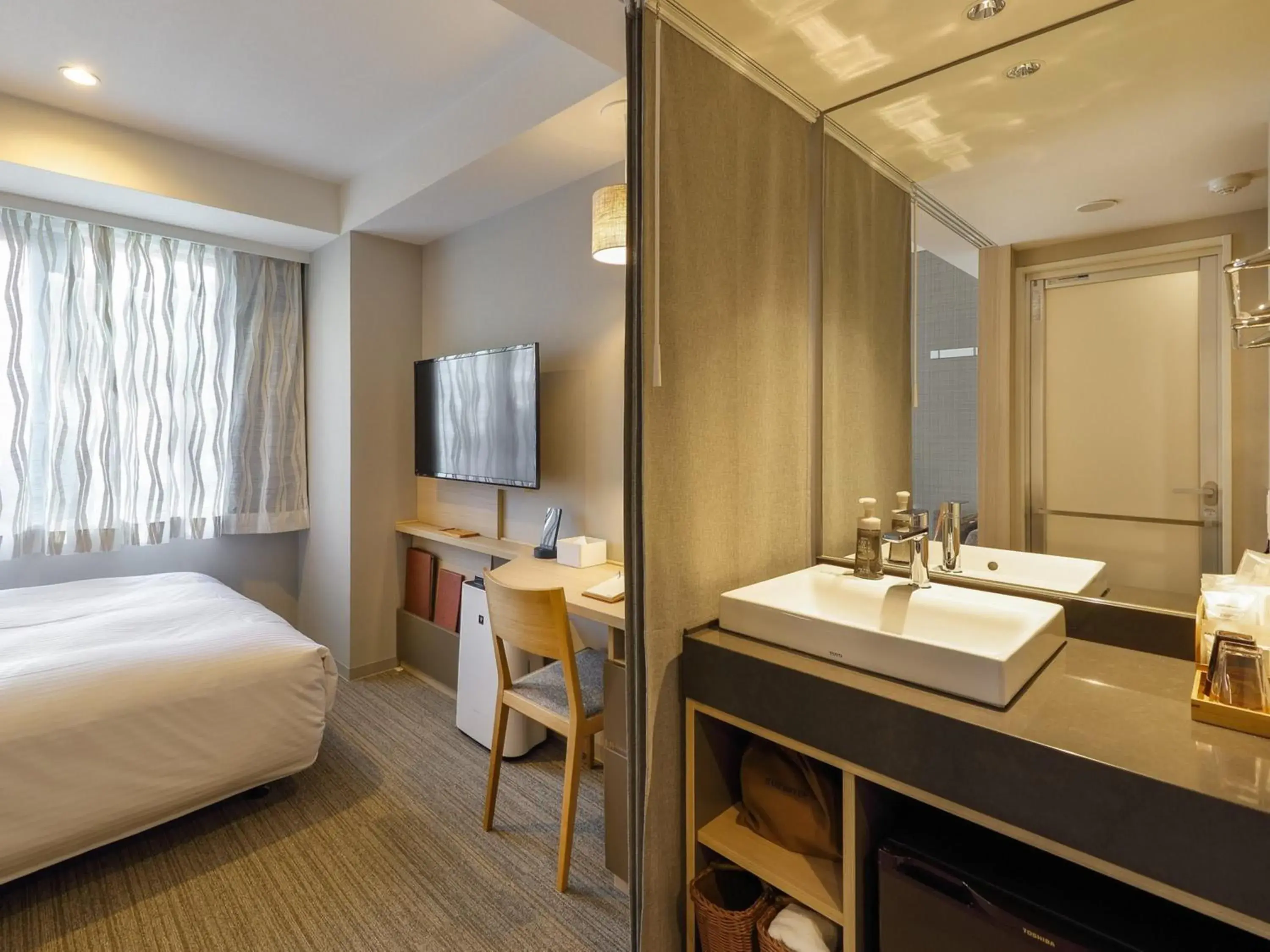 Photo of the whole room, Bed in Nishitetsu Hotel Croom Nagoya Photo of the whole room, Bed in Nishitetsu Hotel Croom Nagoya