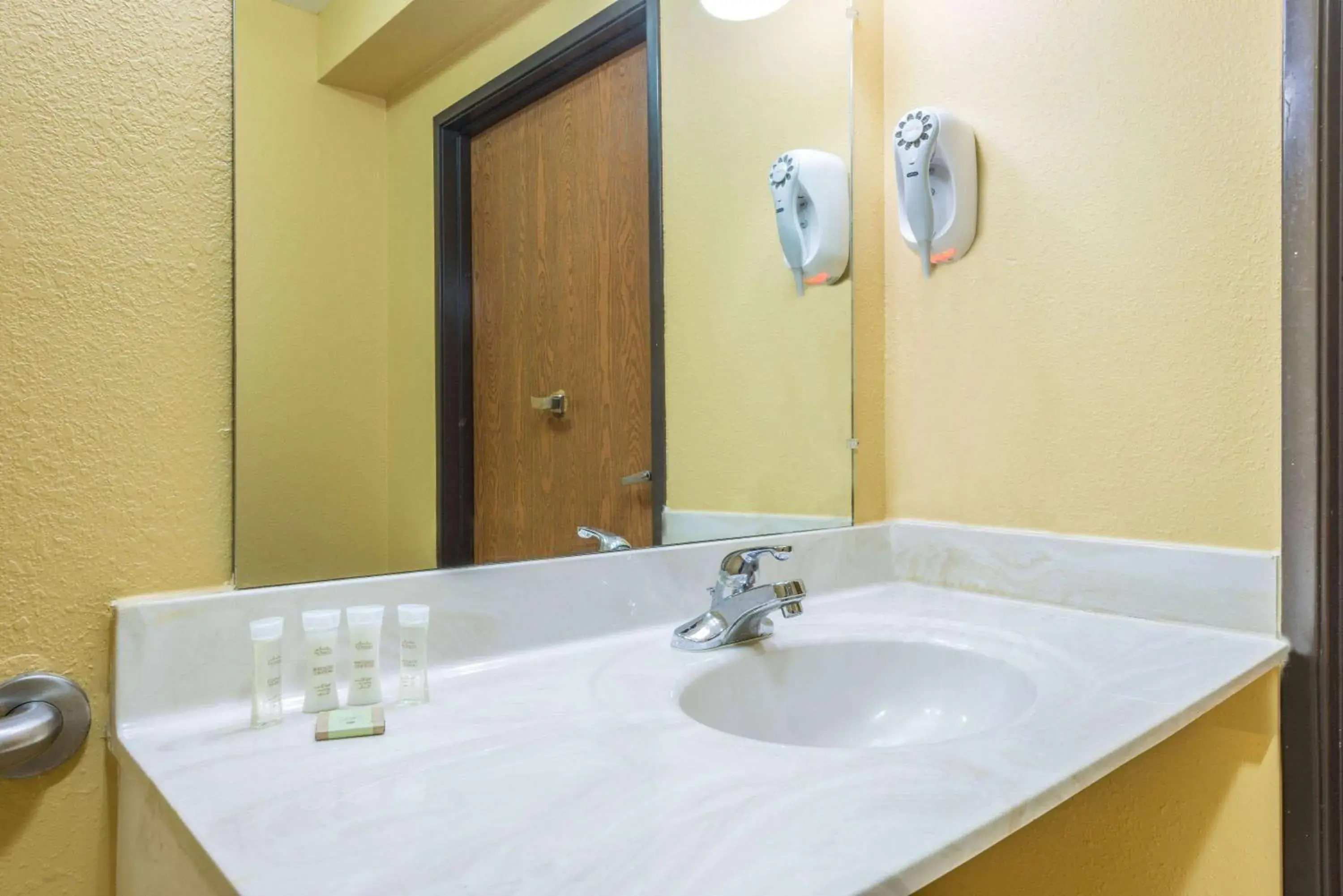 Photo of the whole room in Super 8 by Wyndham Troy IL/St. Louis Area Photo of the whole room in Super 8 by Wyndham Troy IL/St. Louis Area