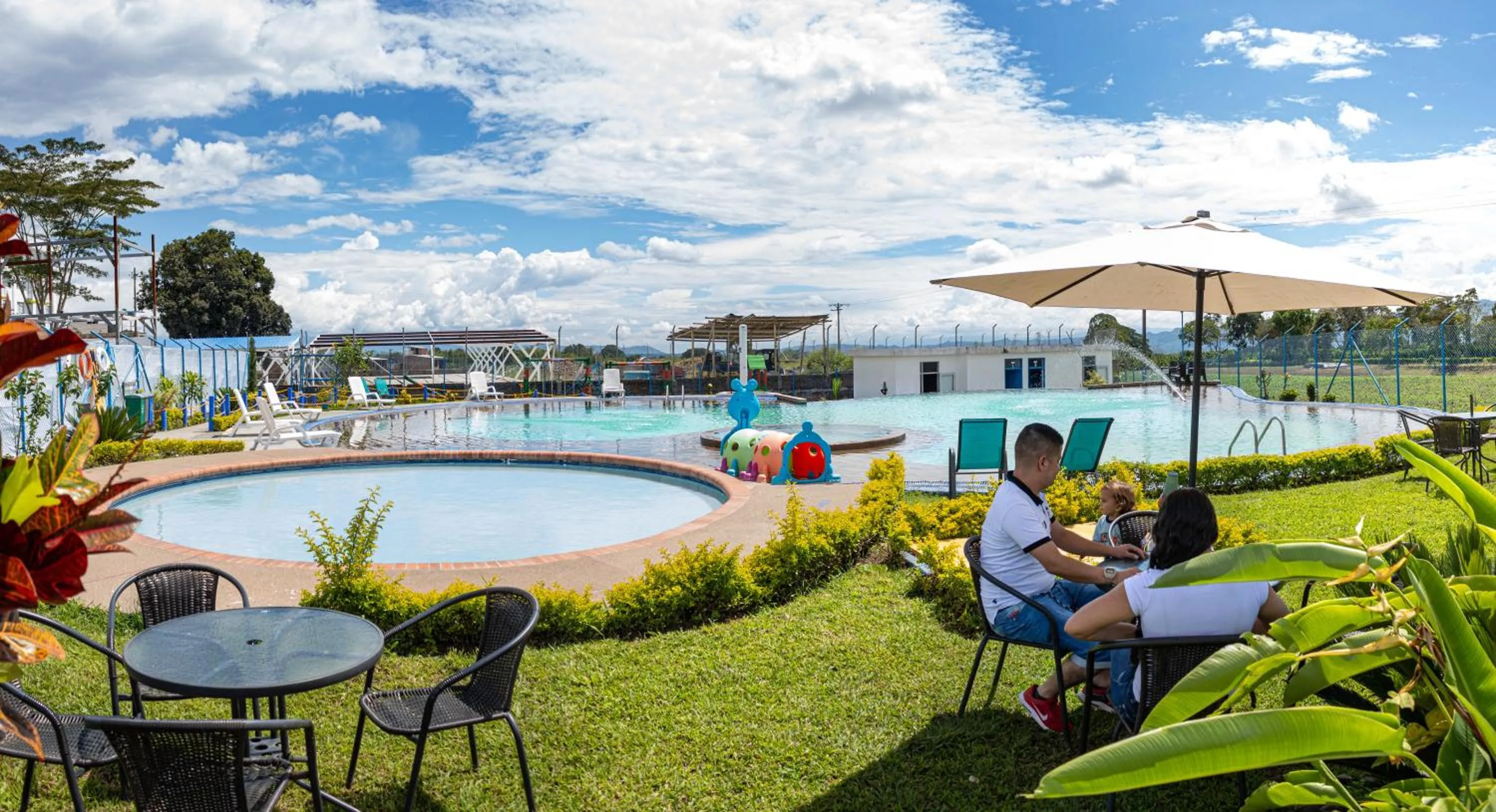 Swimming pool in Apartamento Parque del Café