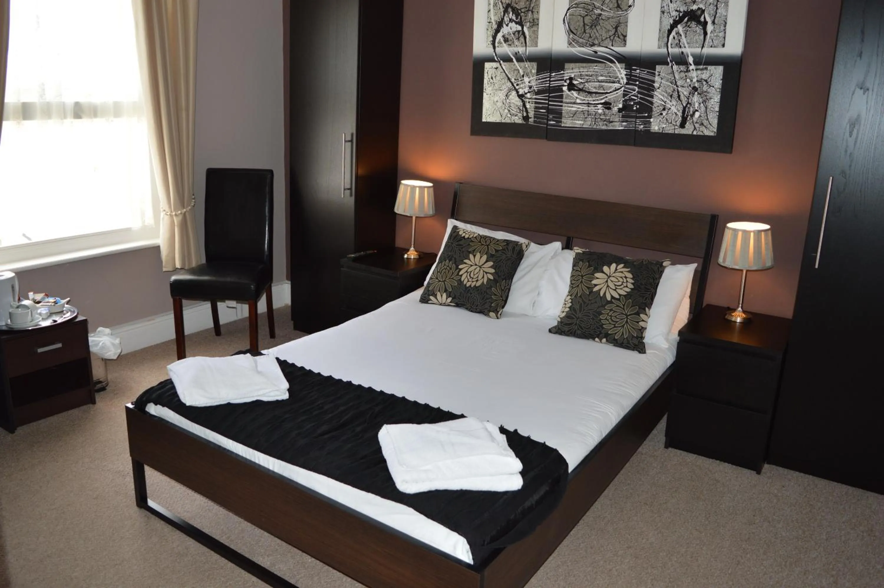 Communal lounge/ TV room, Bed in Somerton Lodge