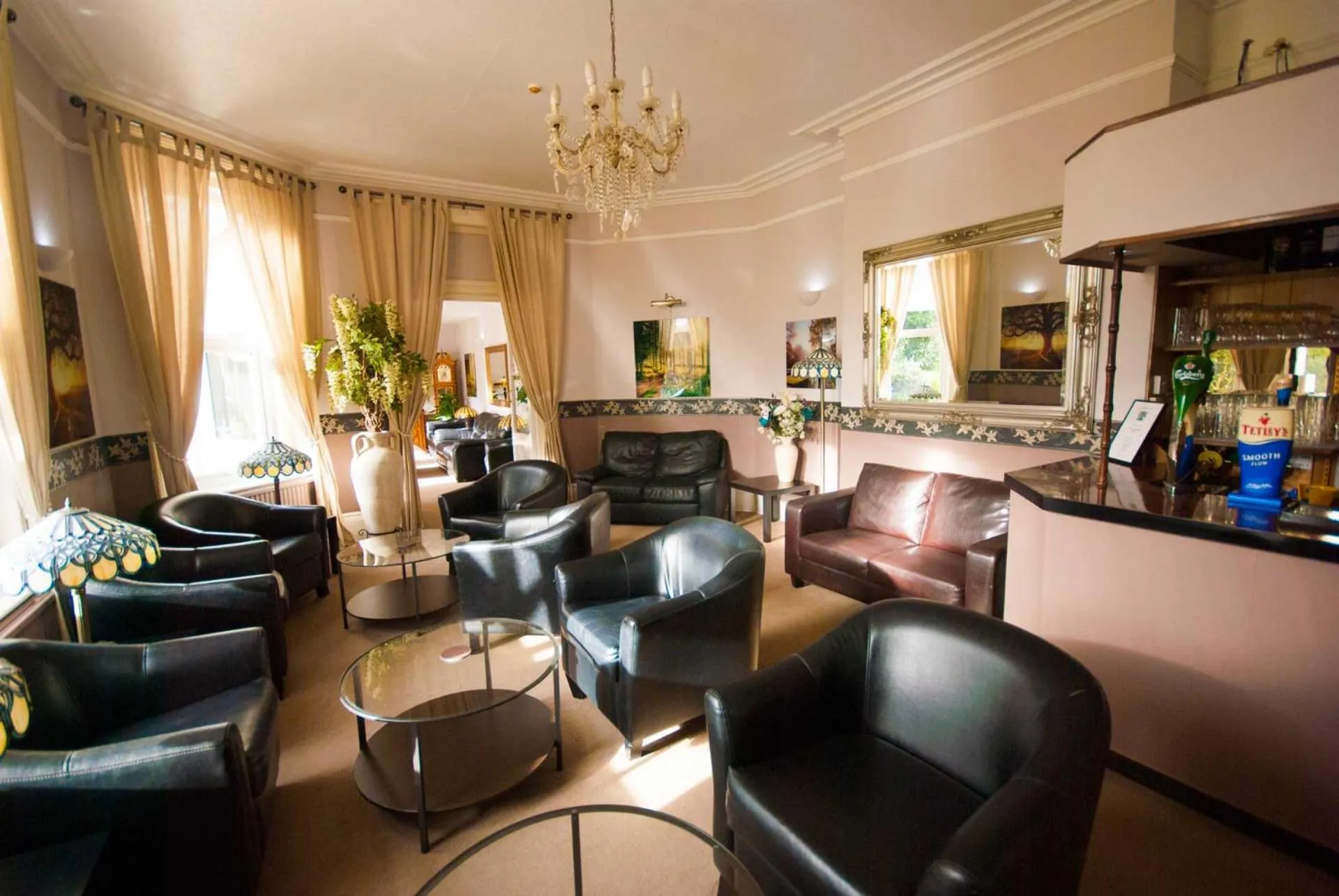 Lounge or bar in Somerton Lodge