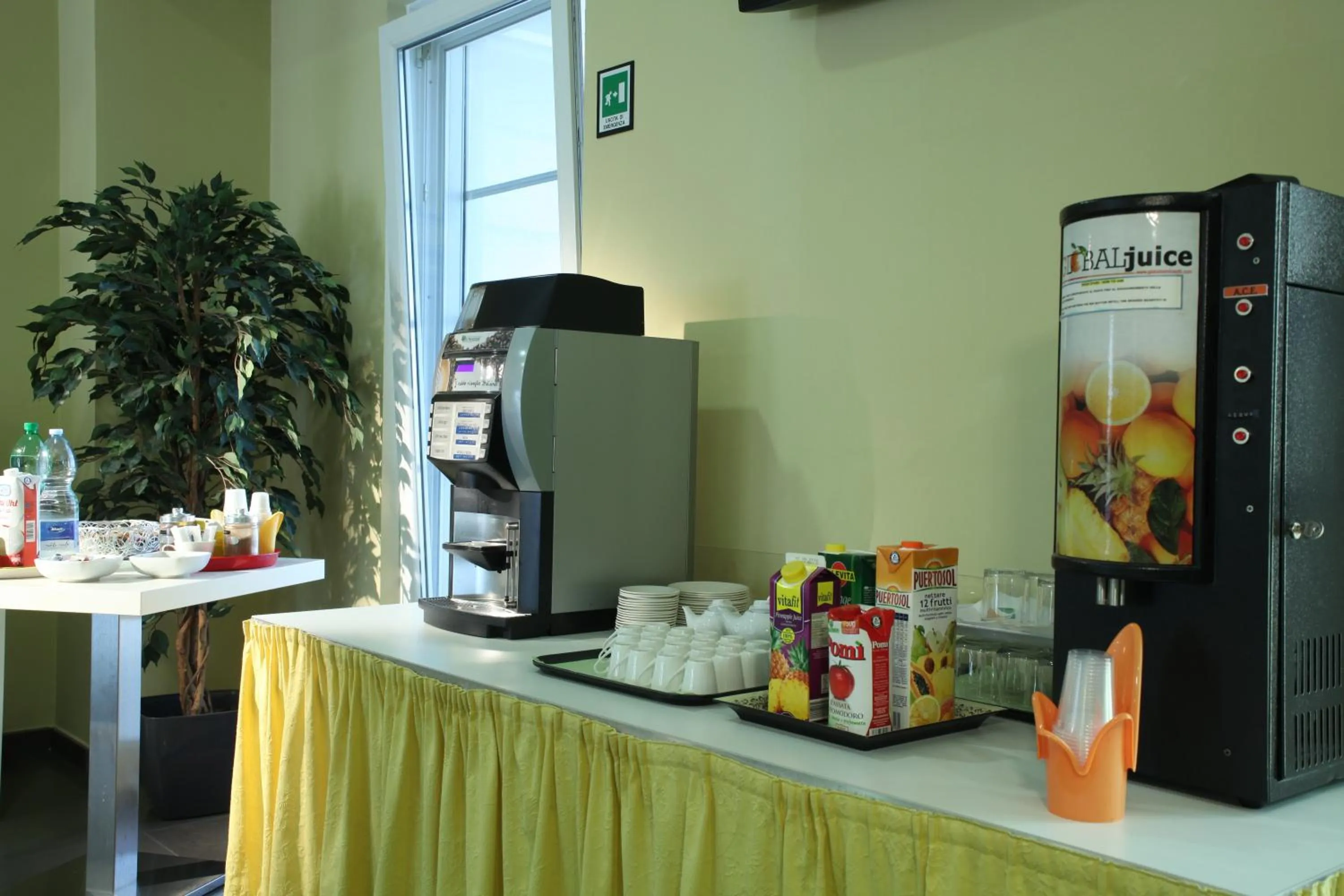 Communal lounge/ TV room in Confidence Hotel Viadana