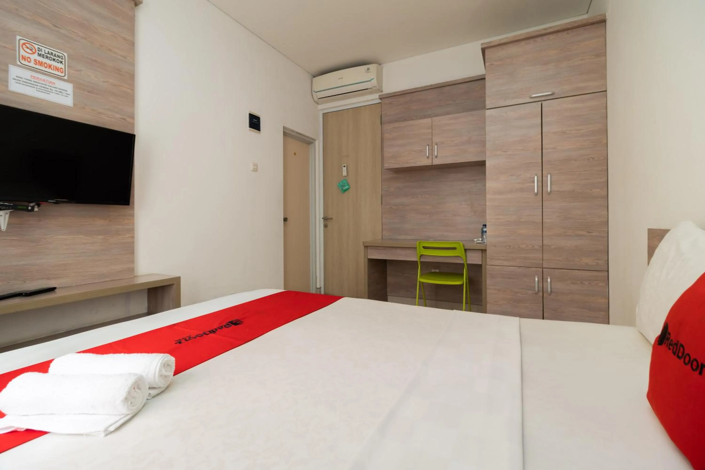 Bedroom, Bed in RedDoorz Syariah near Prasetya Mulya Cilandak campus