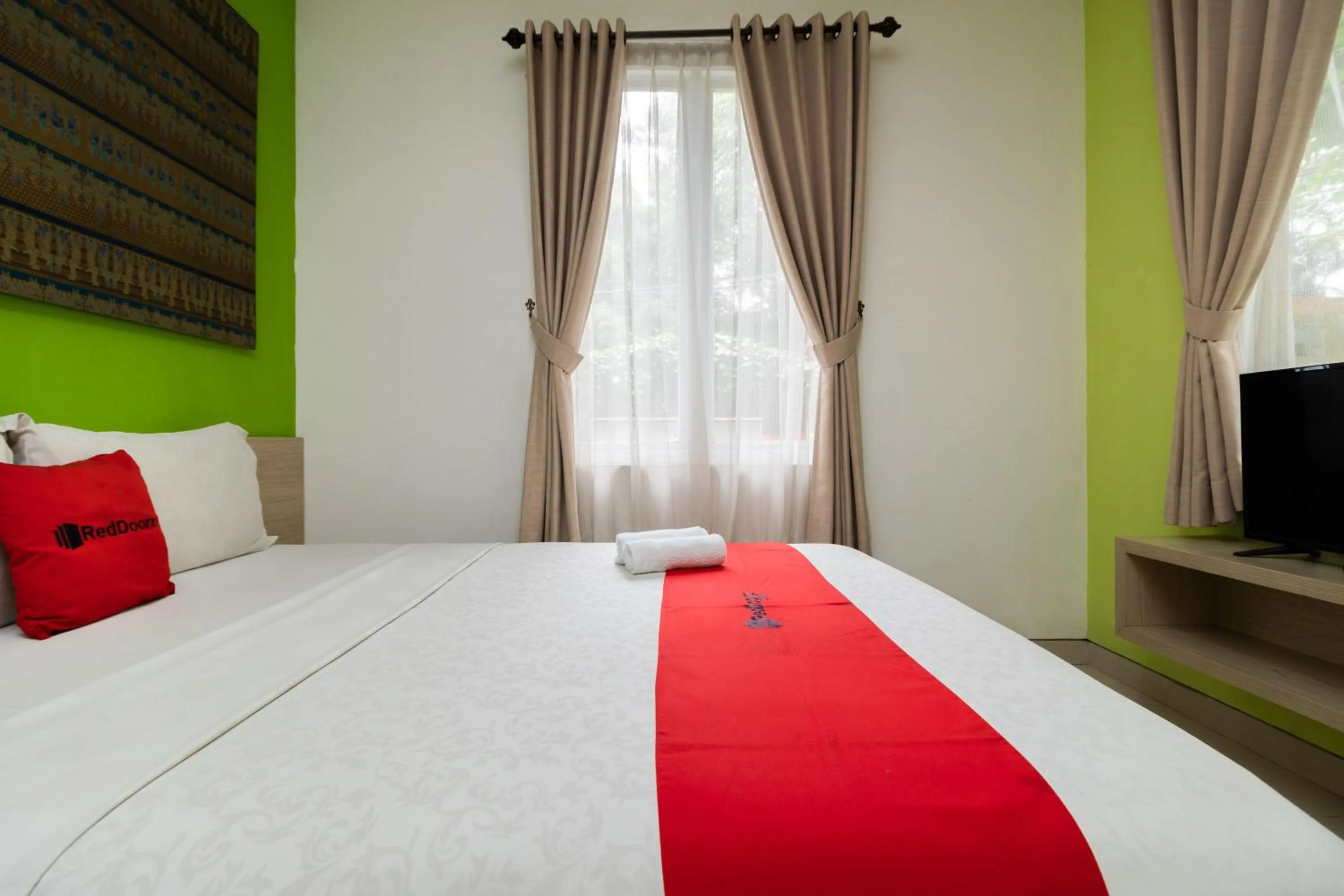 Bedroom, Bed in RedDoorz Syariah near Prasetya Mulya Cilandak campus