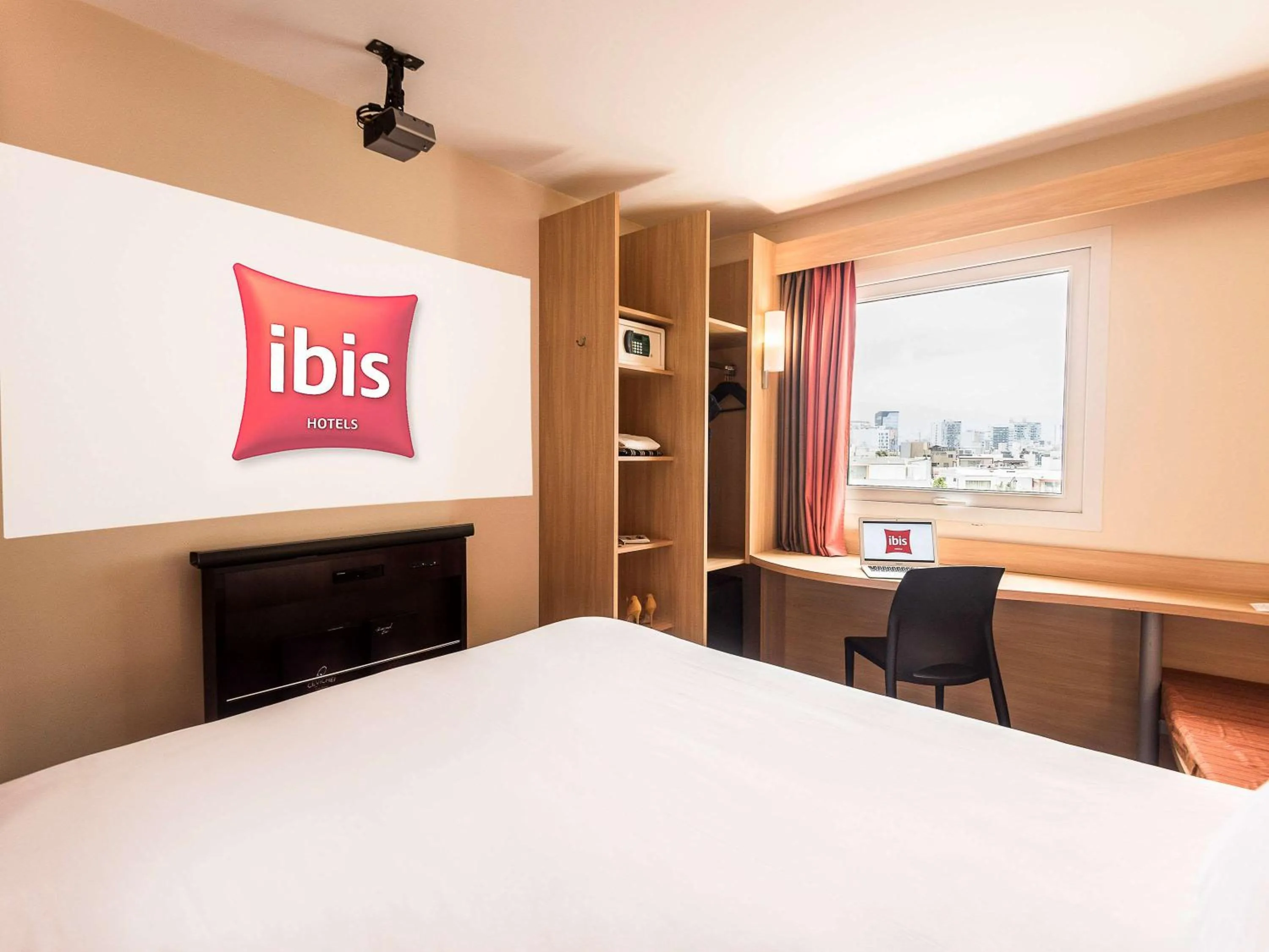 Photo of the whole room, Bed in ibis Lima Larco Miraflores