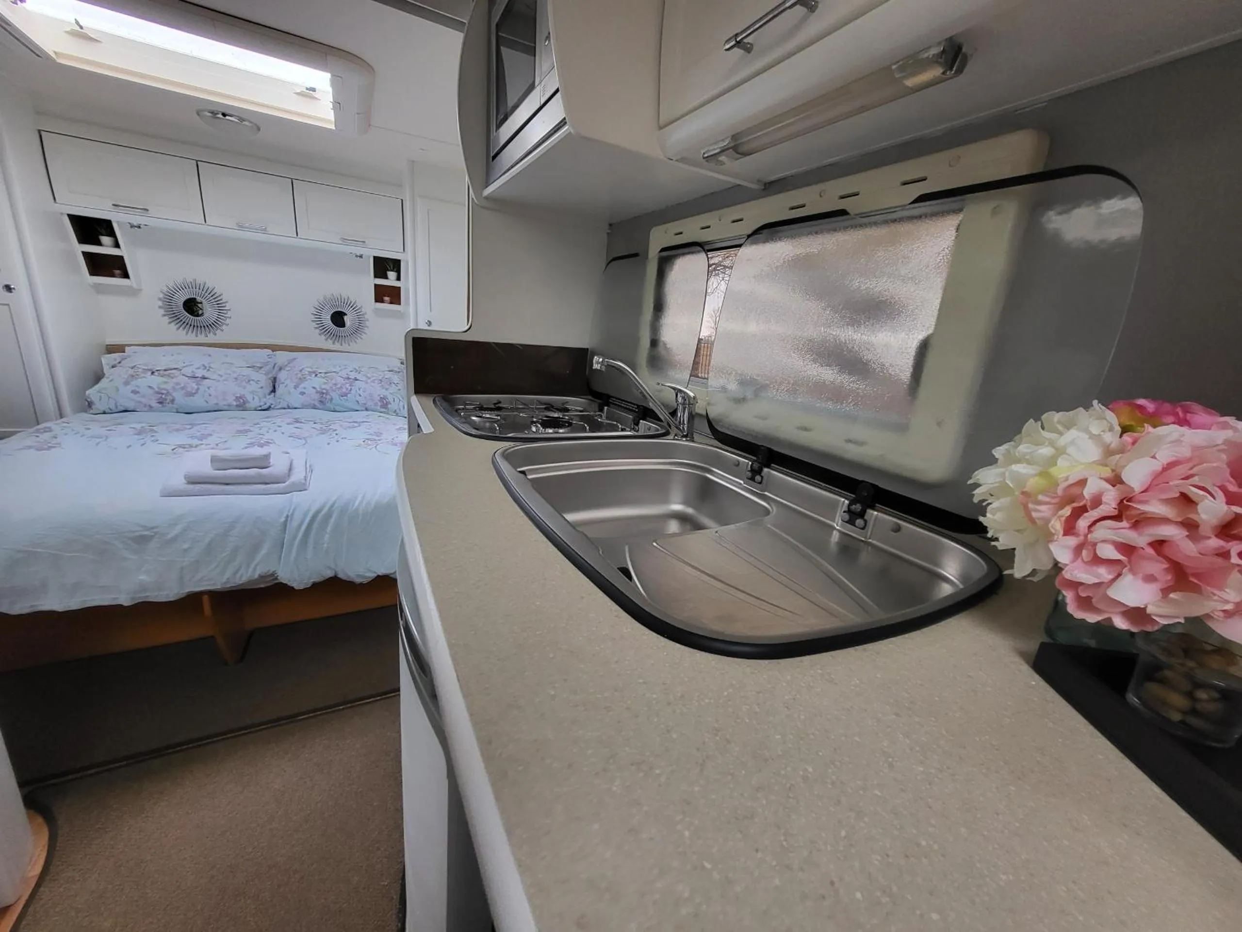 Kitchen or kitchenette in Glamping with Llamas